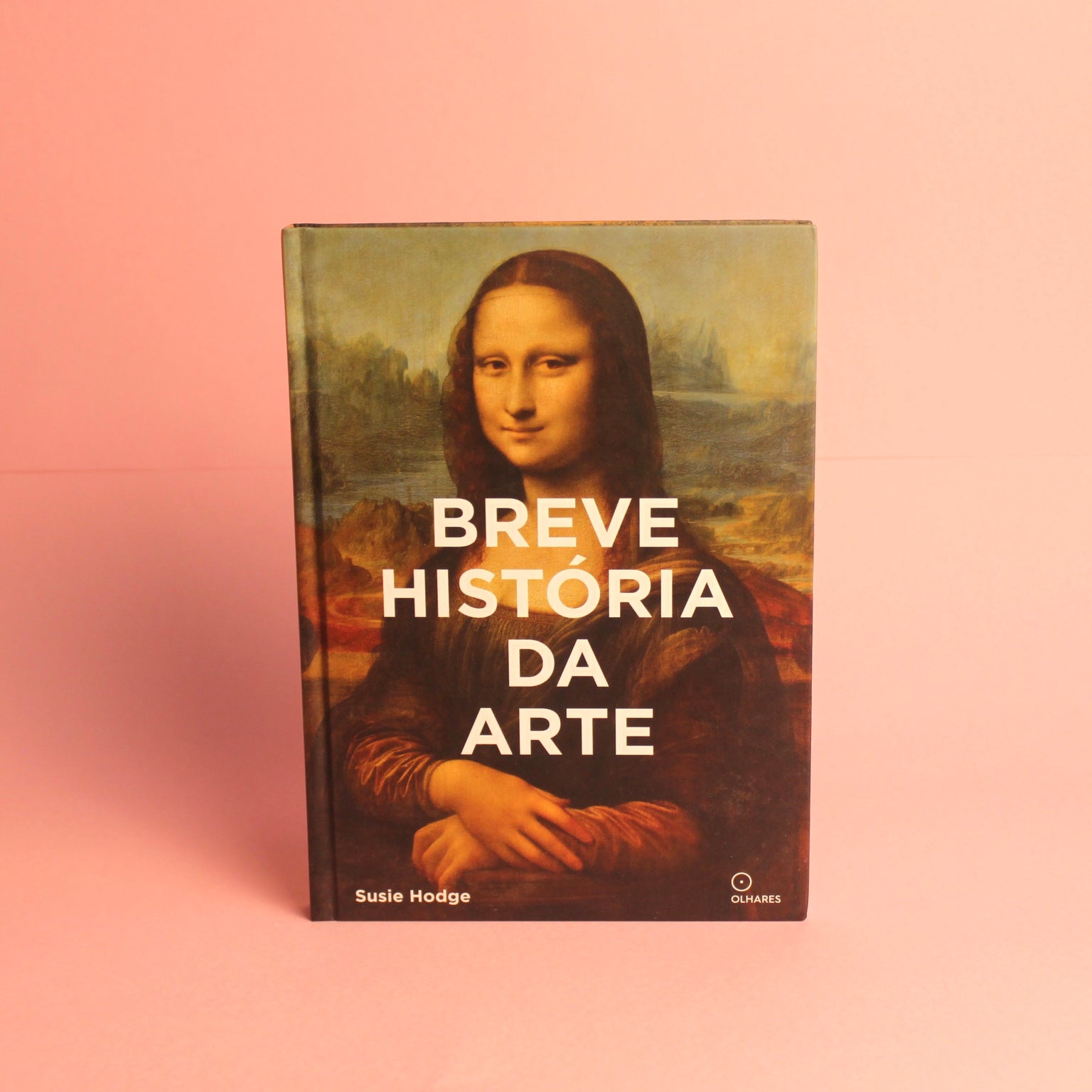 Livro Breve História da Arte com capa dura em linho, sobrecapa fosca e 240 páginas ilustradas