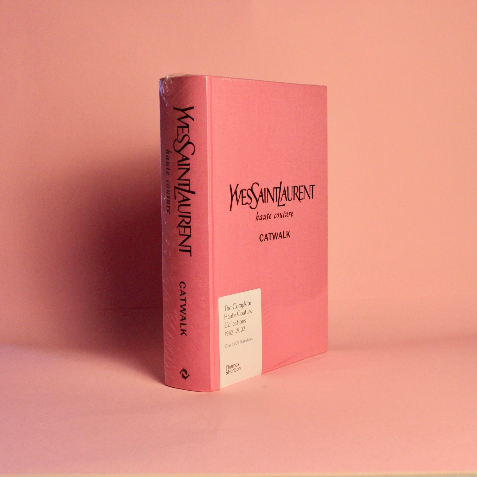 Livro Catwalk Yves Saint Laurent em capa dura de luxo com slipcase, coffee table book Thames & Hudson