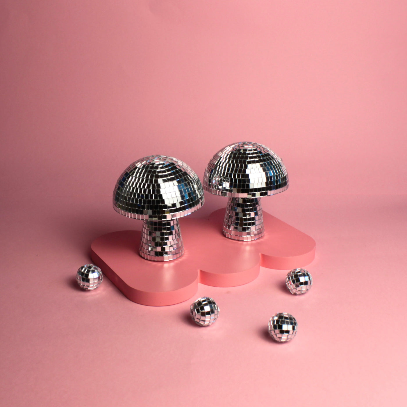 Cogumelo decorativo estilo disco coberto por mini espelhos, peça brilhante para quarto ou sala, 10,5 x 9,5 cm