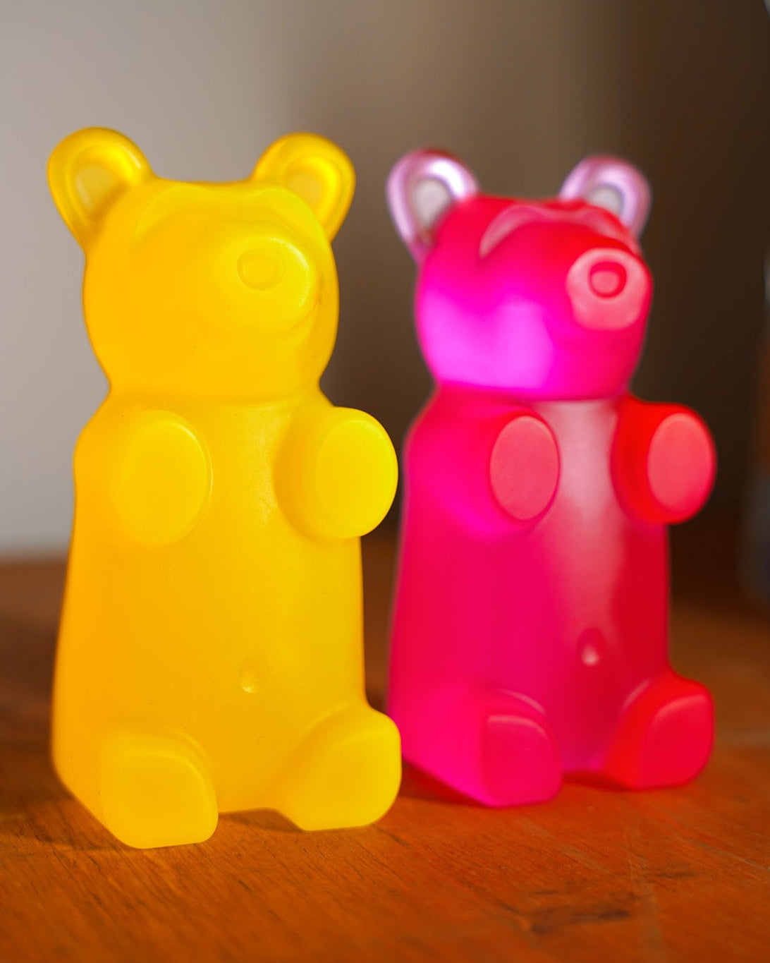 Adorno Gummy Bear neon em resina Modern Mood, urso decorativo pop, tamanhos P brilhante e M fosco, 5 cores