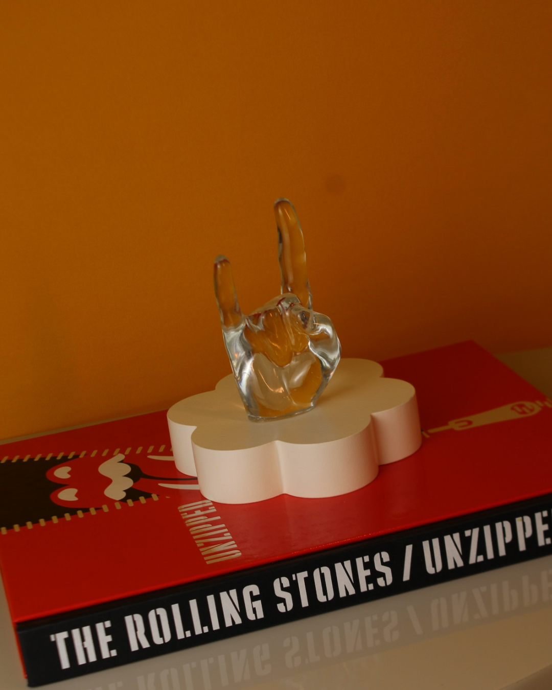 Adorno Rocky em resina da Modern Mood, objeto decorativo pop 2 em 1 que funciona como porta-anéis [WEBP]
