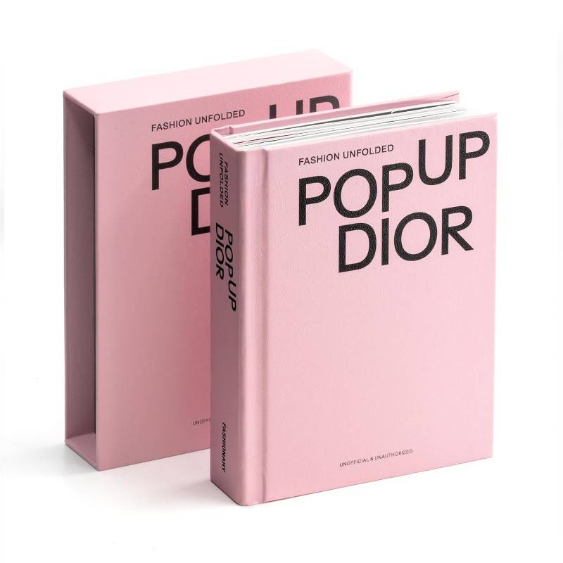 Capa do livro Fashion Unfolded Pop-Up Dior da Fashionary