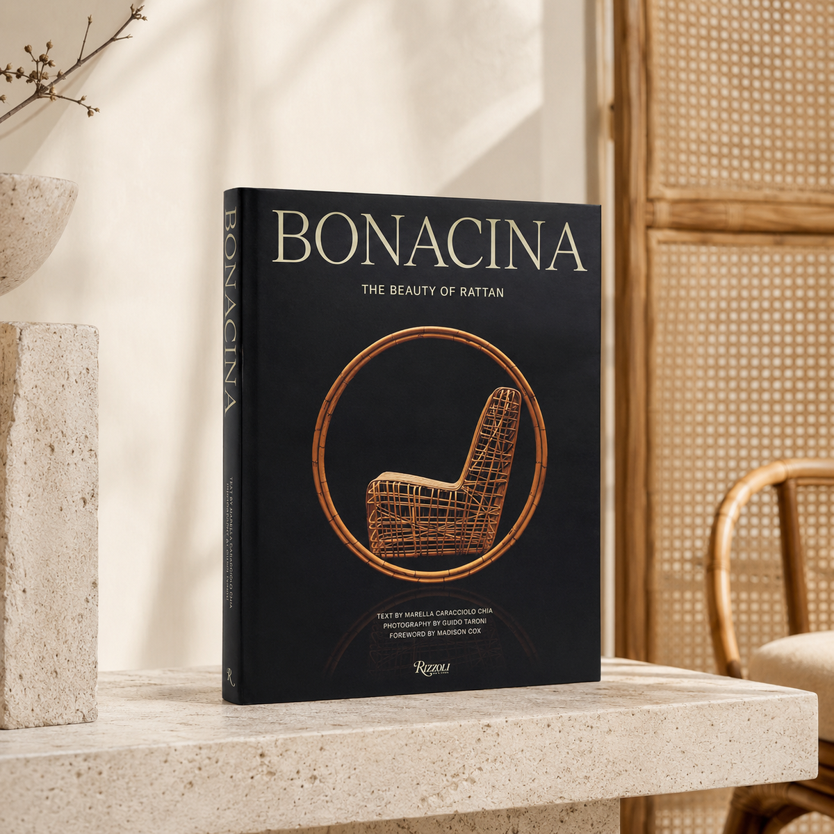 Livro BONACINA The Beauty of Rattan Rizzoli em composição com mobiliário de rattan