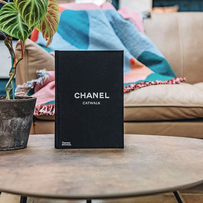 Livro Chanel - Catwalk - The Complete Collections Revised Edition Thames & Hudson - Modern Mood