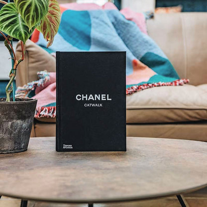 Livro Chanel - Catwalk - The Complete Collections Revised Edition Thames & Hudson - Modern Mood