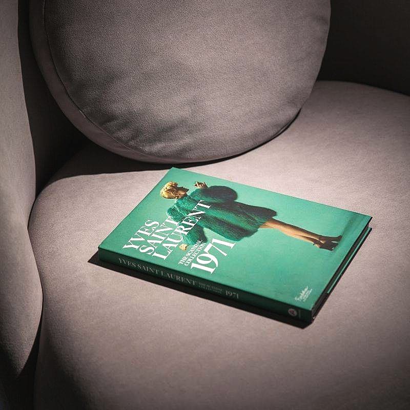 Livro Yves Saint Laurent The Scandal Collection, 1971 Abrams Books - Modern Mood