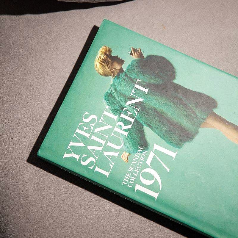 Livro Yves Saint Laurent The Scandal Collection, 1971 Abrams Books - Modern Mood
