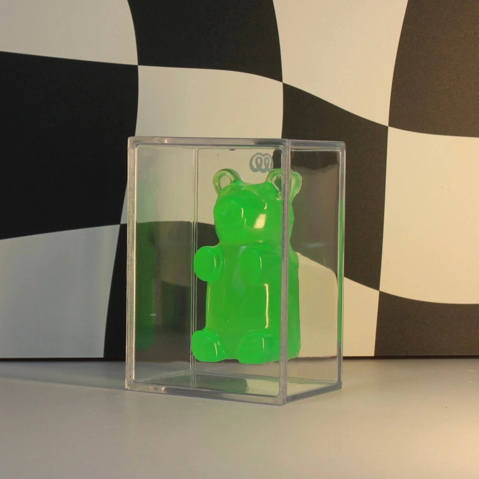 Urso Gummy Bear decorativo em resina da Modern Mood, disponível nas versões individual ou com caixa em acrílico