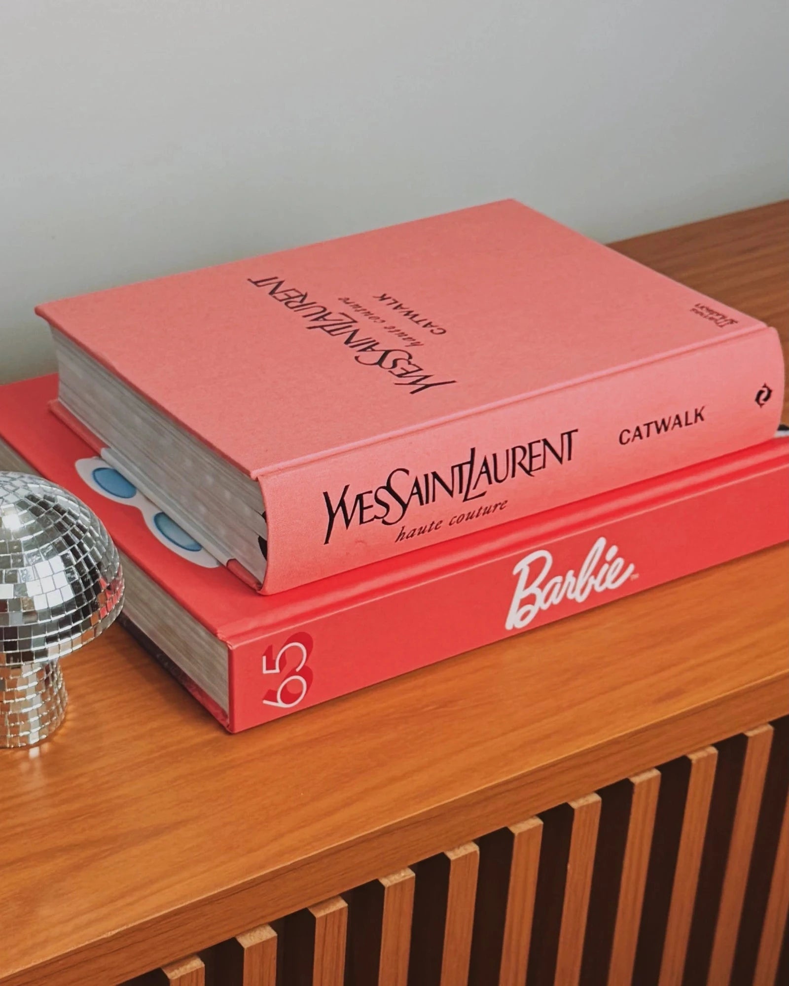 Livro Catwalk Yves Saint Laurent - Modern Mood [WEBP]