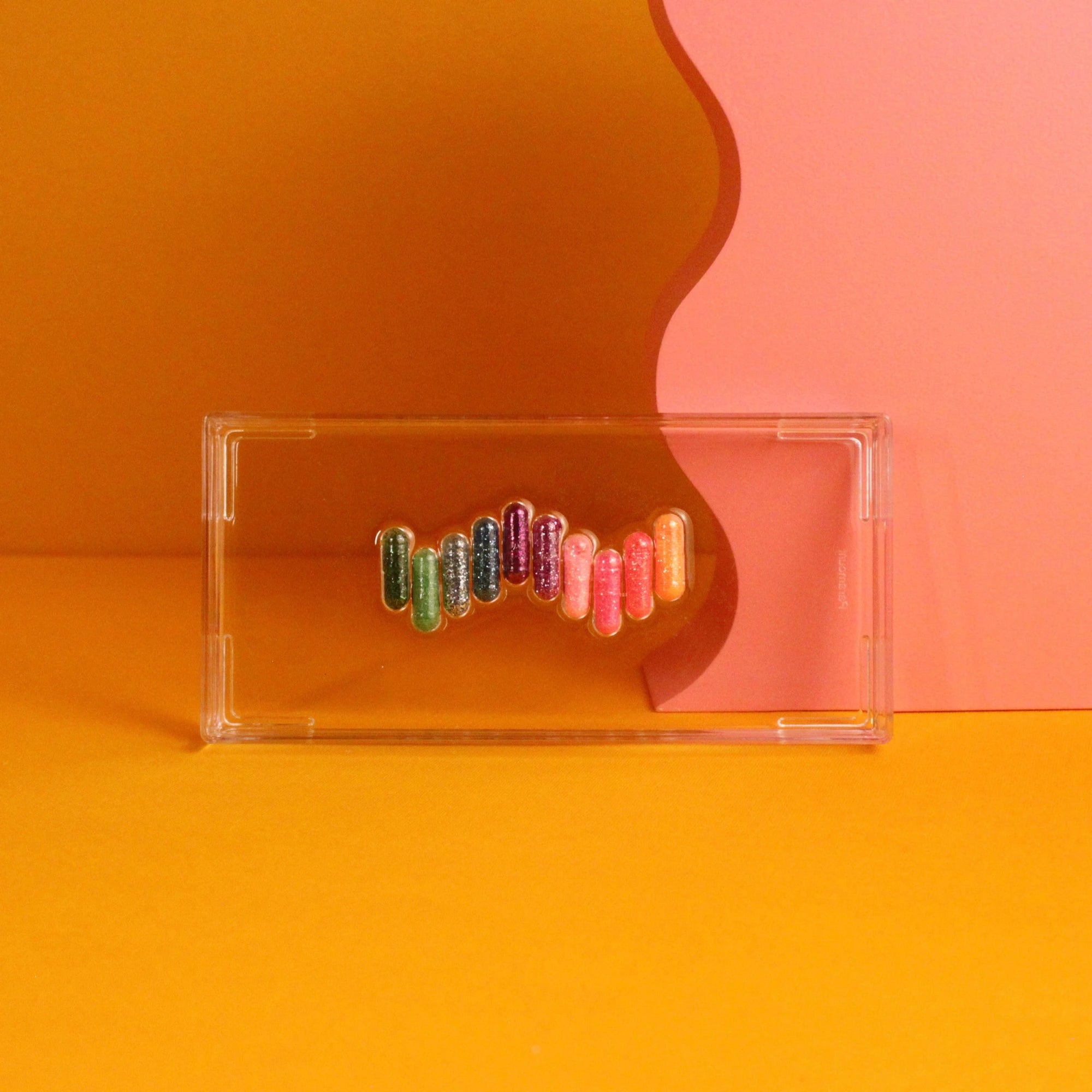 Bandeja Labs Tray de acrílico com cápsulas coloridas em resina, peça decorativa premium da Modern Mood [WEBP]