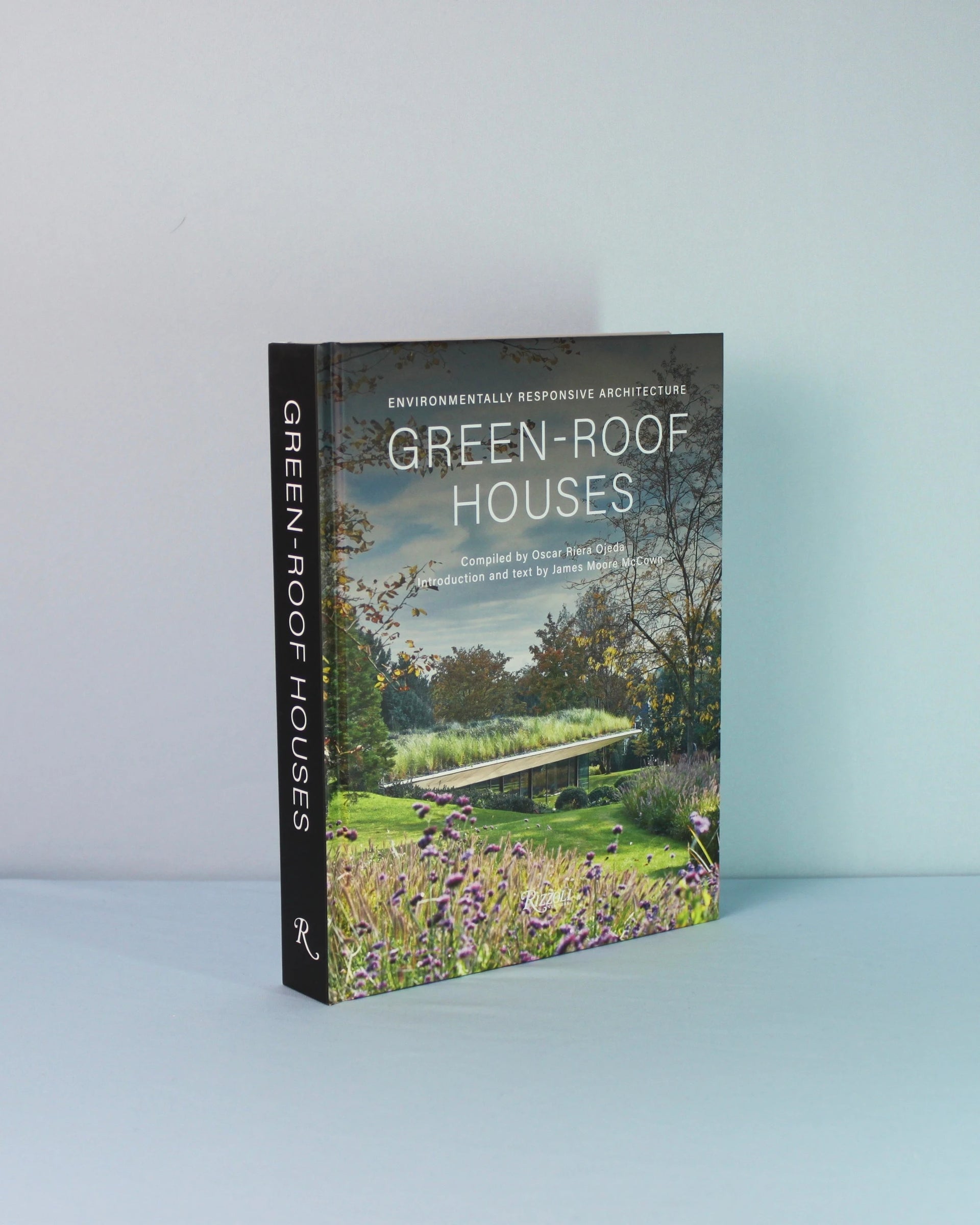 Livro Green-roof Houses Rizzoli em capa dura, coffee table book de arquitetura sustentável e decoração sofisticada [WEBP]