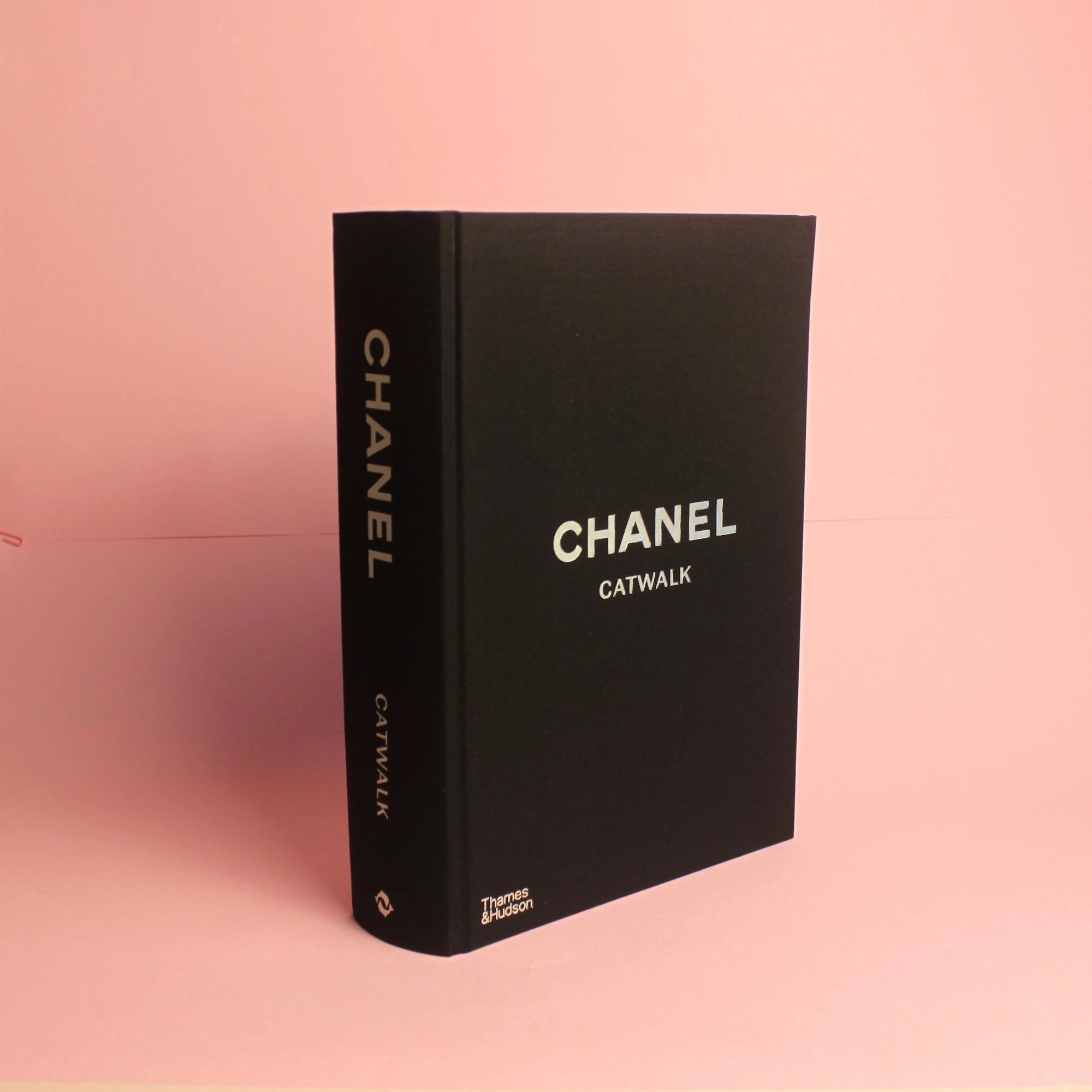 Livro Chanel - Catwalk - The Complete Collections Revised Edition Thames & Hudson - Modern Mood [WEBP]