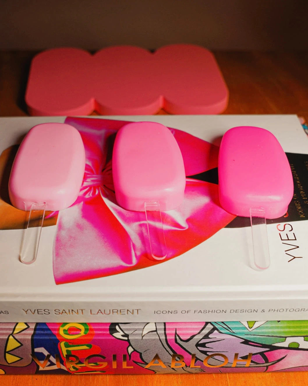Adorno Popsicle em resina rosa para decoração, peça autoral Modern Mood [WEBP]