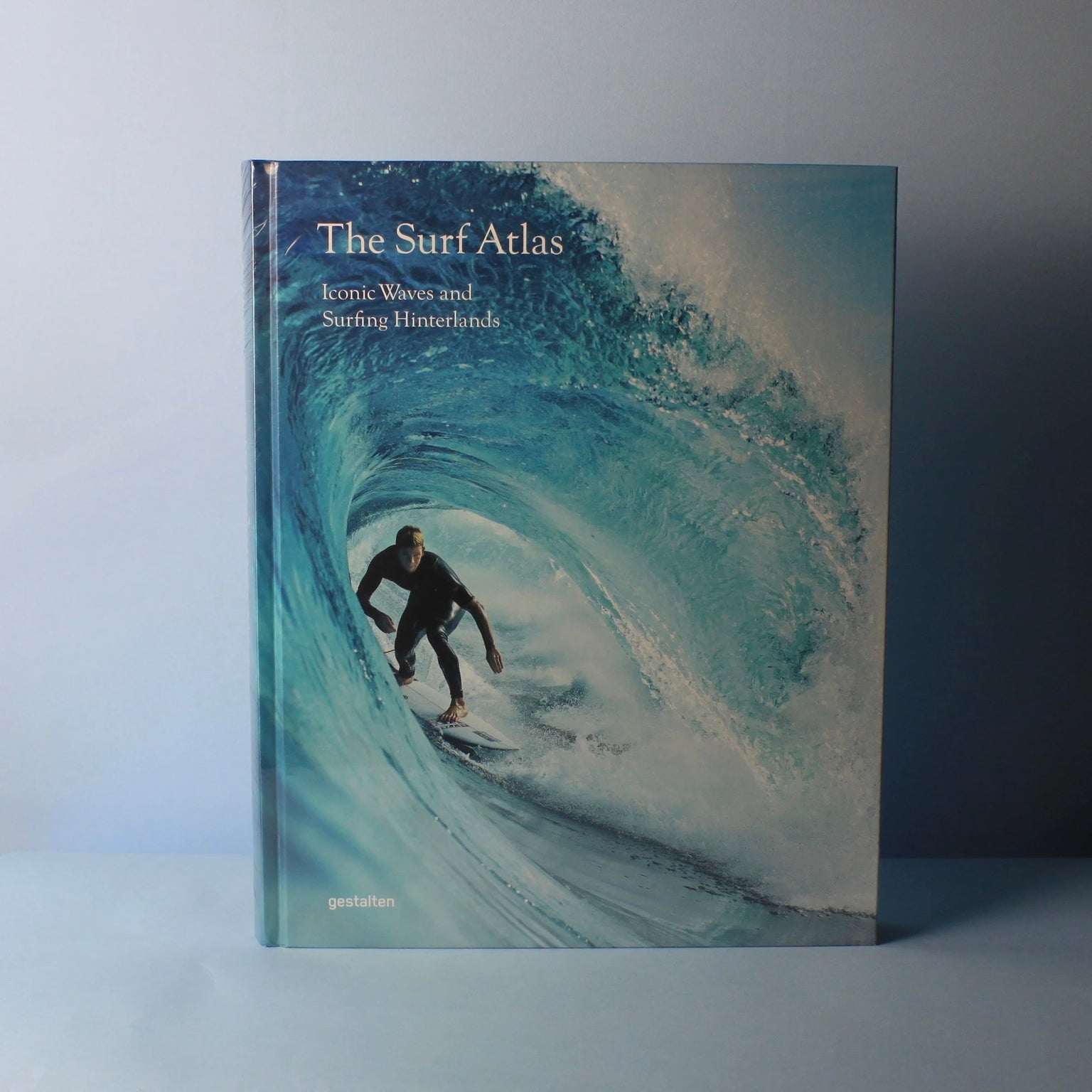 Livro The Surf Atlas Gestalten em capa dura, coffee table book de surf e viagens, 320 páginas | Modern Mood [WEBP]