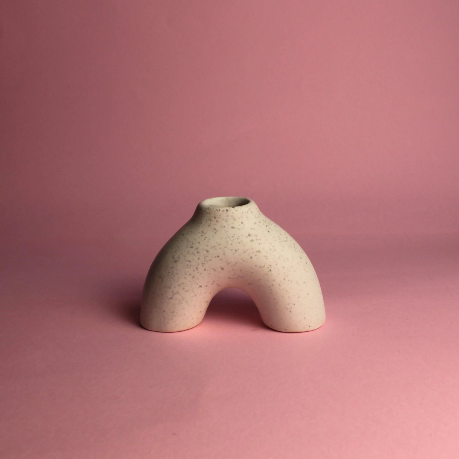 Vaso Curve em porcelana off-white texturizada com formato orgânico curvado, peça decorativa minimalista [WEBP]