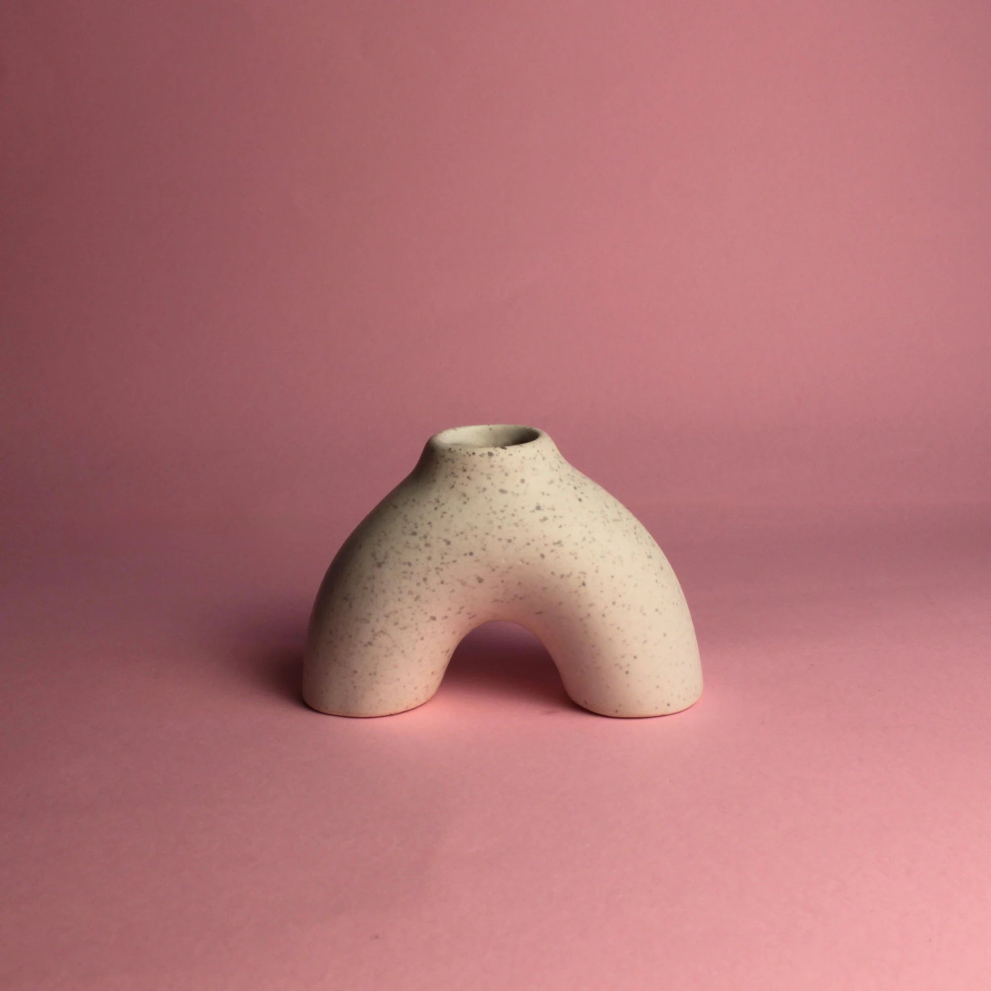 Vaso Curve em porcelana off-white texturizada com formato orgânico curvado, peça decorativa minimalista [WEBP]