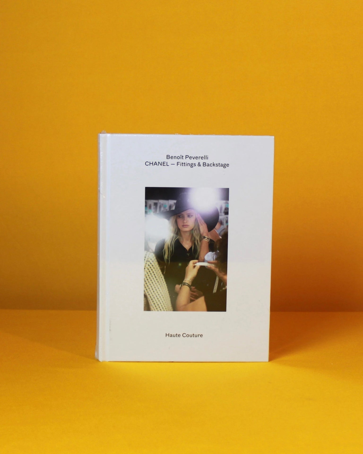 Livro Chanel – Fittings and Backstage – Haute Couture - Modern Mood [WEBP]