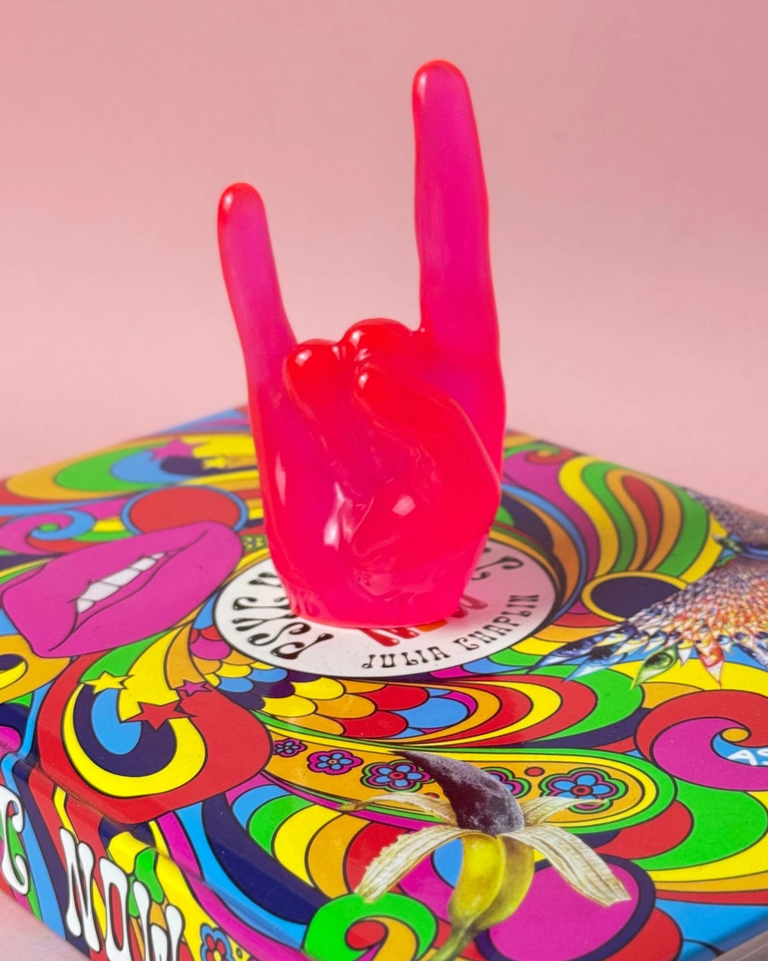 Adorno Rocky em resina da Modern Mood, objeto decorativo pop 2 em 1 que funciona como porta-anéis [WEBP]