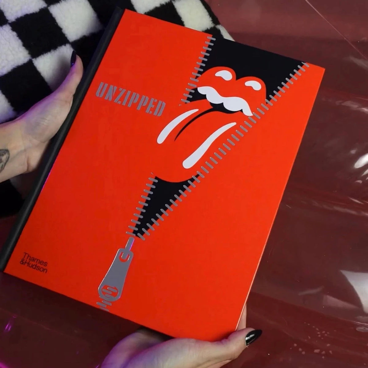 Livro The Rolling Stones Unzipped da Thames & Hudson em edição de capa dura para coleção e decoração [WEBP]