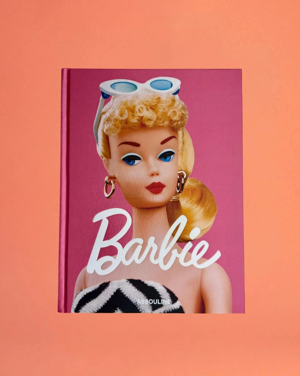 Livro Barbie Assouline em edição de luxo com capa dura rosa decorativa [WEBP]