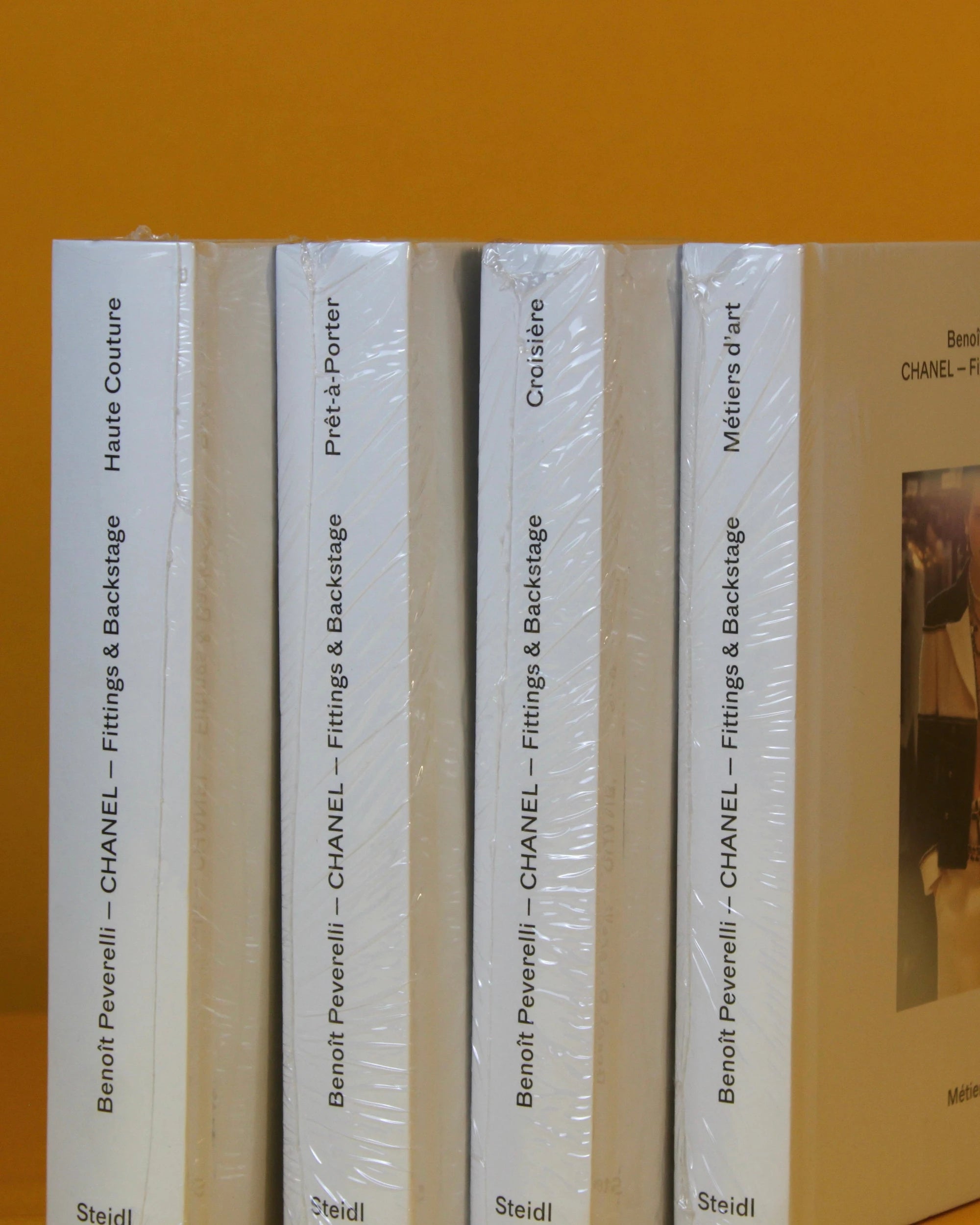 Livro Chanel – Fittings and Backstage – Métiers d’Art - Modern Mood [WEBP]