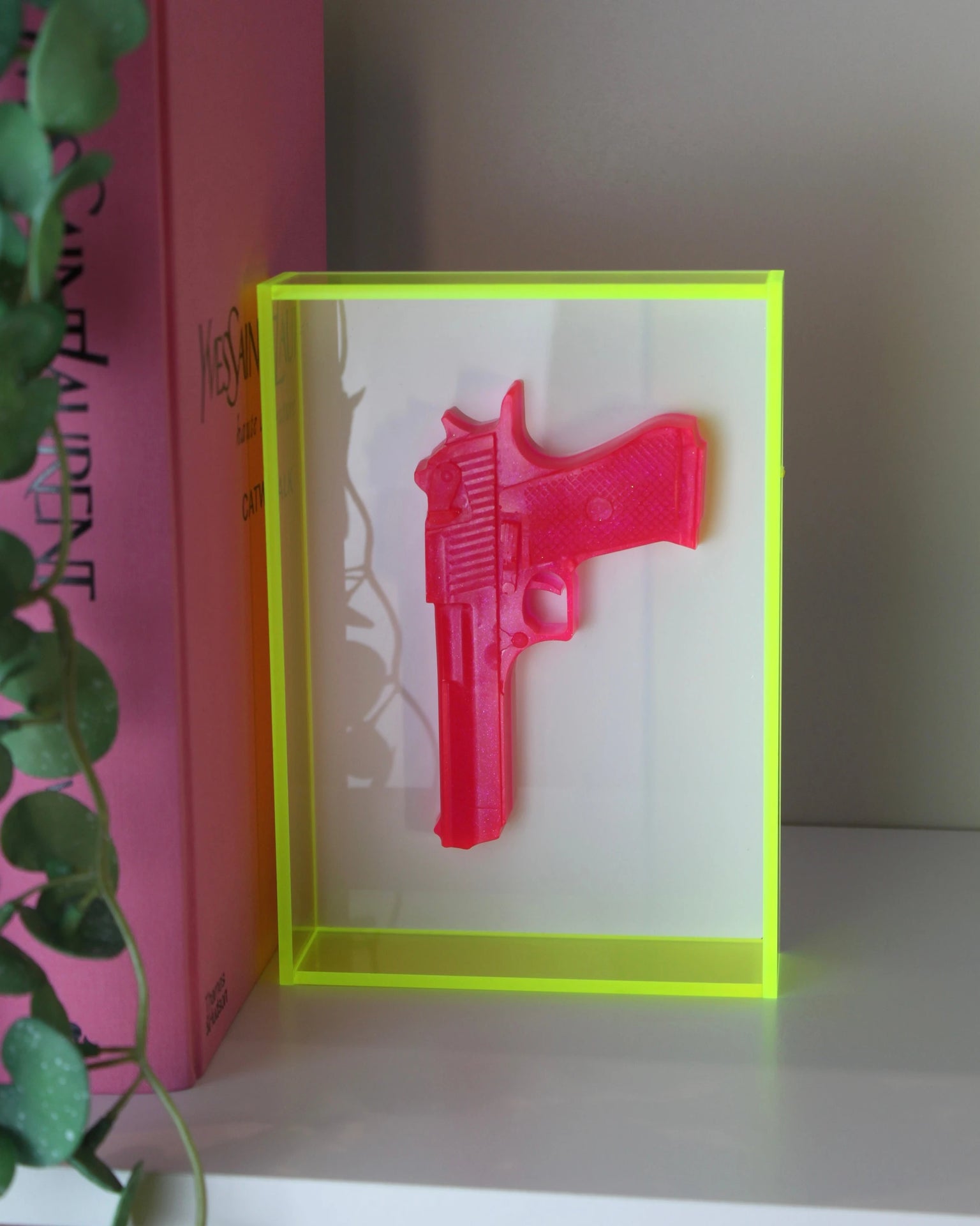 Escultura Neon Shot em acrílico e resina da Modern Mood em cores neon para decoração pop [WEBP]
