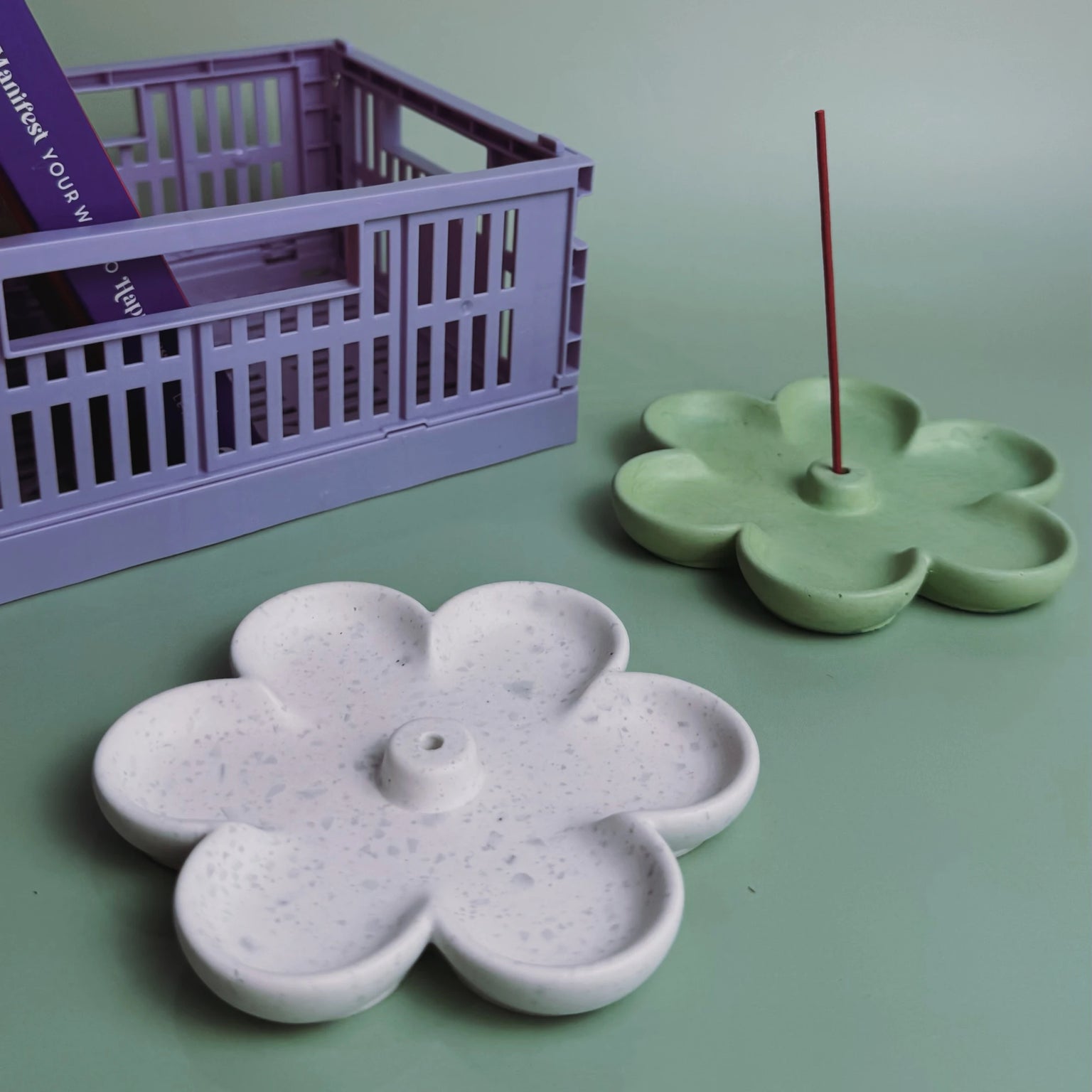 Porta-incenso Flower em gesso tingido, design minimalista em forma de flor, Modern Mood [WEBP]