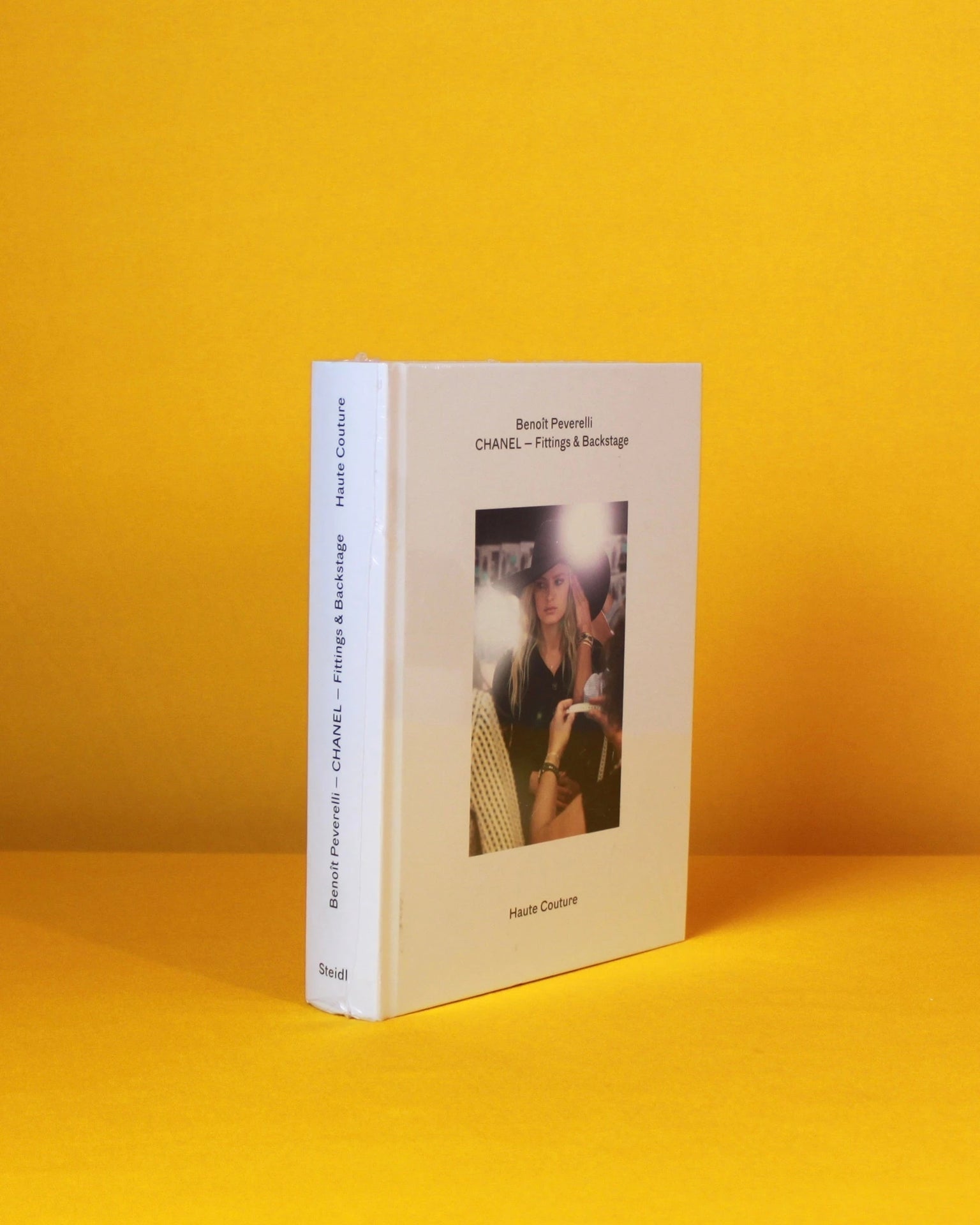 Livro Chanel – Fittings and Backstage – Haute Couture - Modern Mood [WEBP]