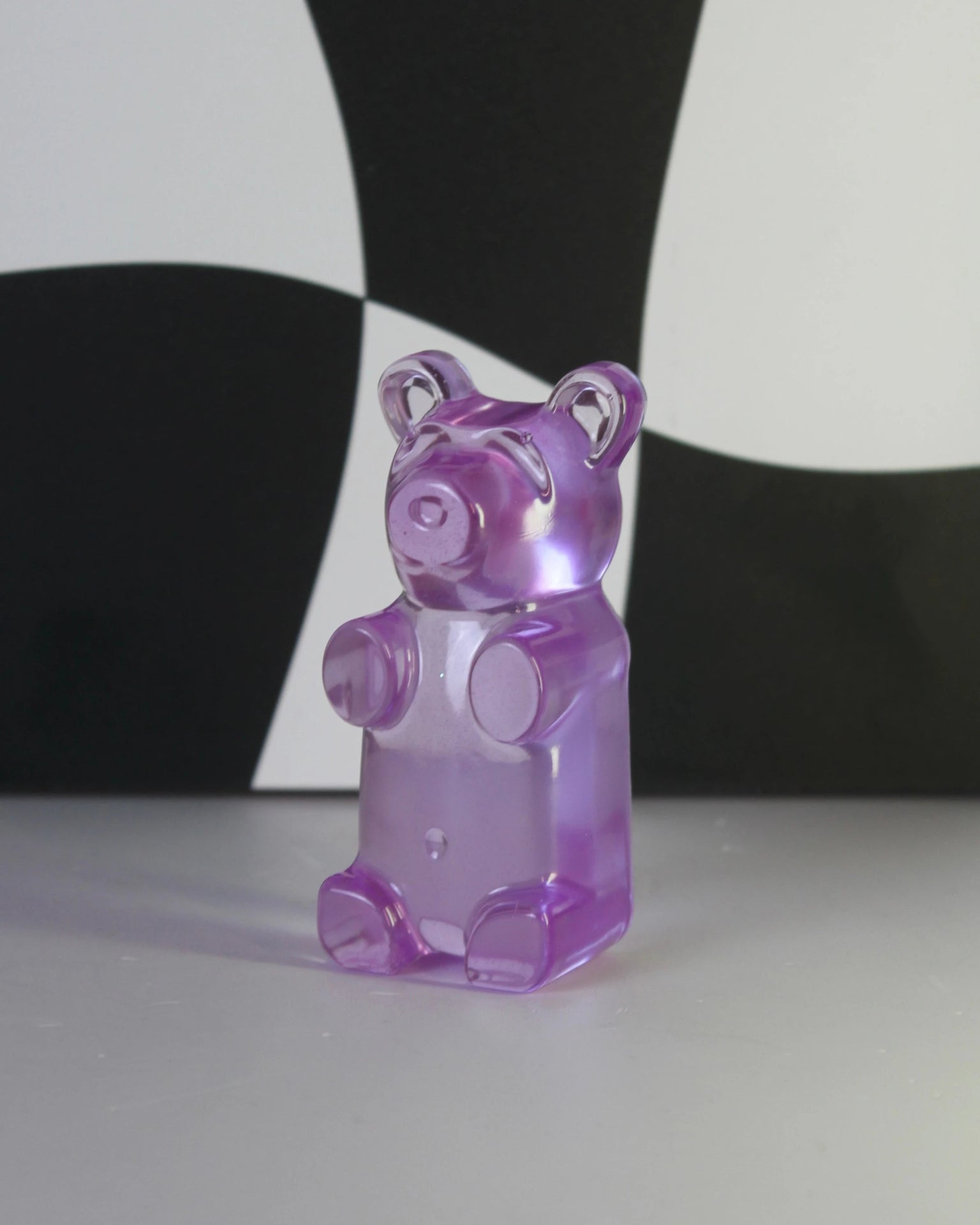 Urso Gummy Bear decorativo em resina da Modern Mood, disponível nas versões individual ou com caixa em acrílico