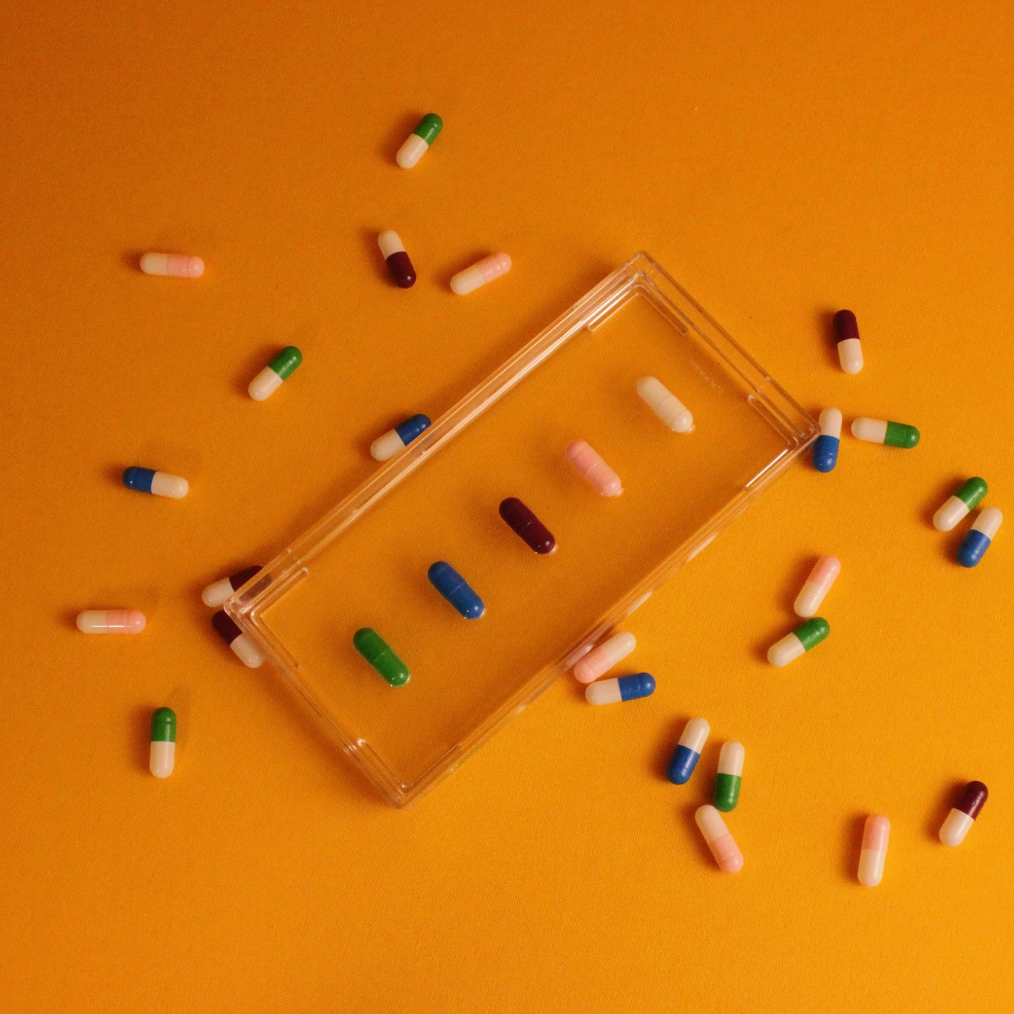 Bandeja de acrílico Pill Tray com cápsulas coloridas em resina, peça decorativa moderna para mesa e aparador [WEBP]