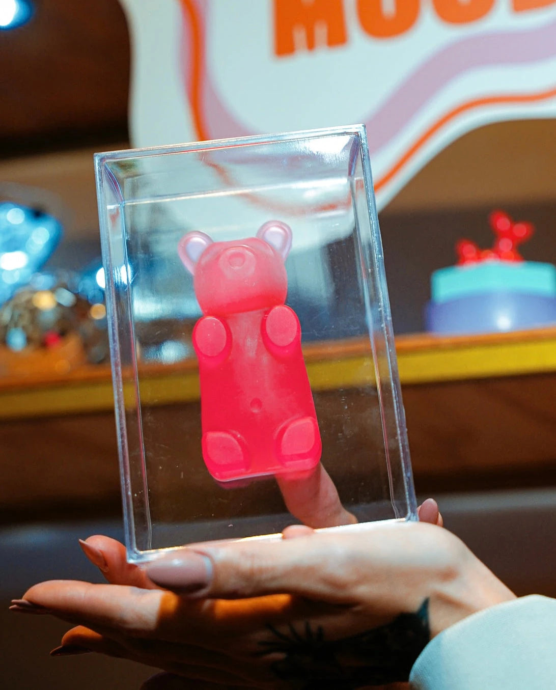 Escultura Gummy Bear em resina na caixa de acrílico neon, decoração pop premium Modern Mood [WEBP]