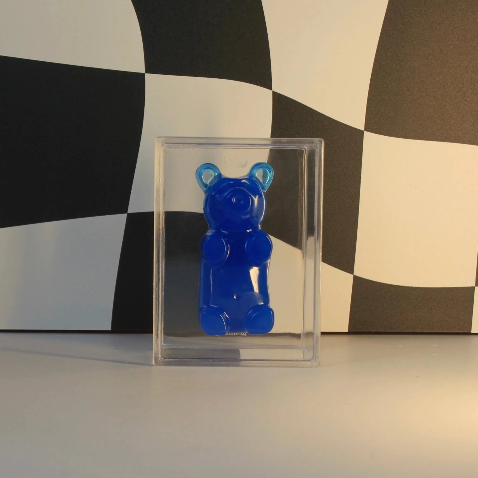 Urso Gummy Bear decorativo em resina da Modern Mood, disponível nas versões individual ou com caixa em acrílico