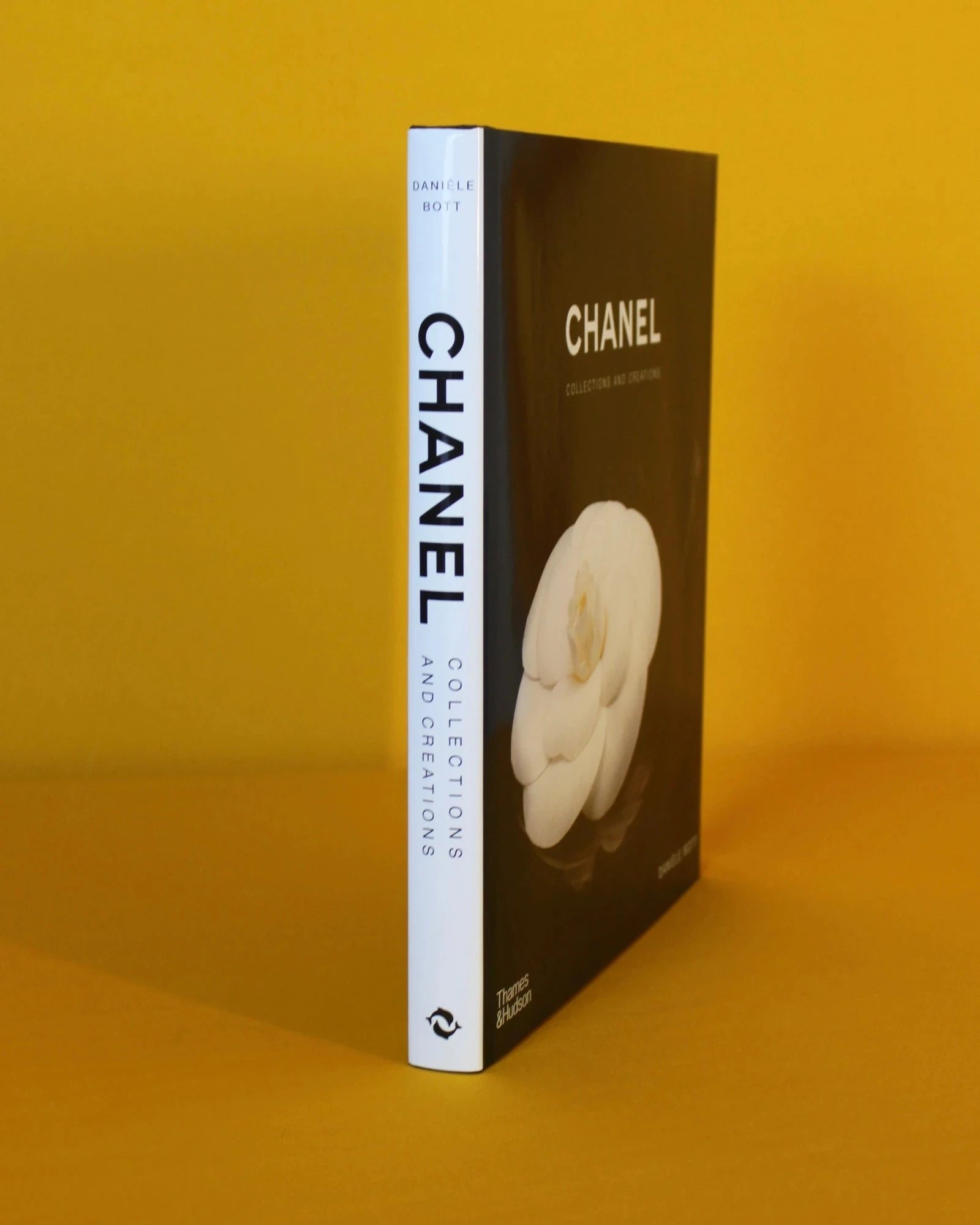 Livro Chanel - Collections And Creations - Thames & Hudson - Modern Mood [WEBP]