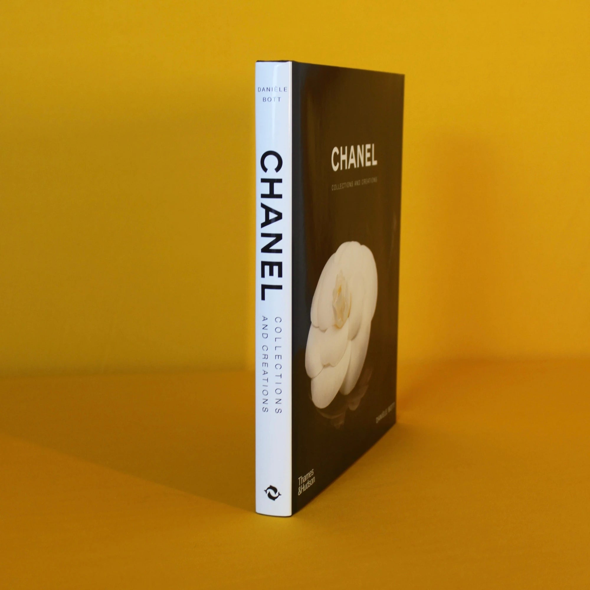 Livro Chanel - Collections And Creations - Thames & Hudson - Modern Mood [WEBP]