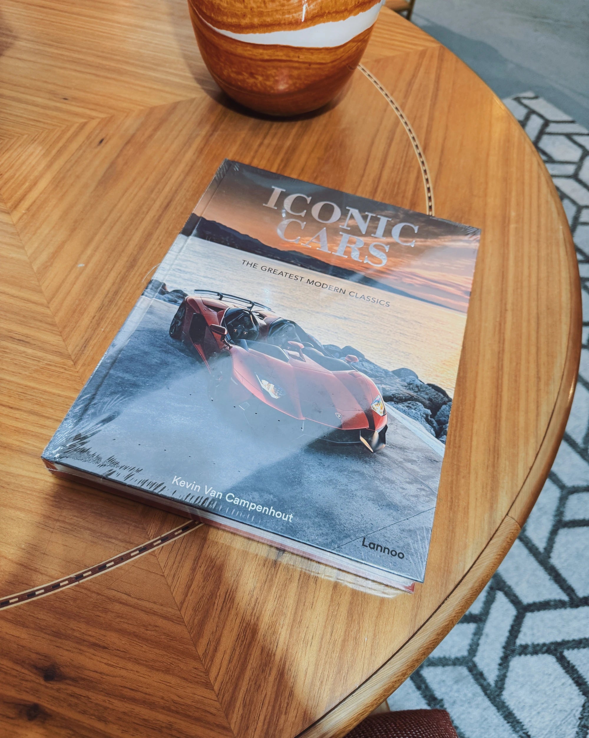 Livro Iconic Cars Lannoo Publishers - Modern Mood [WEBP]