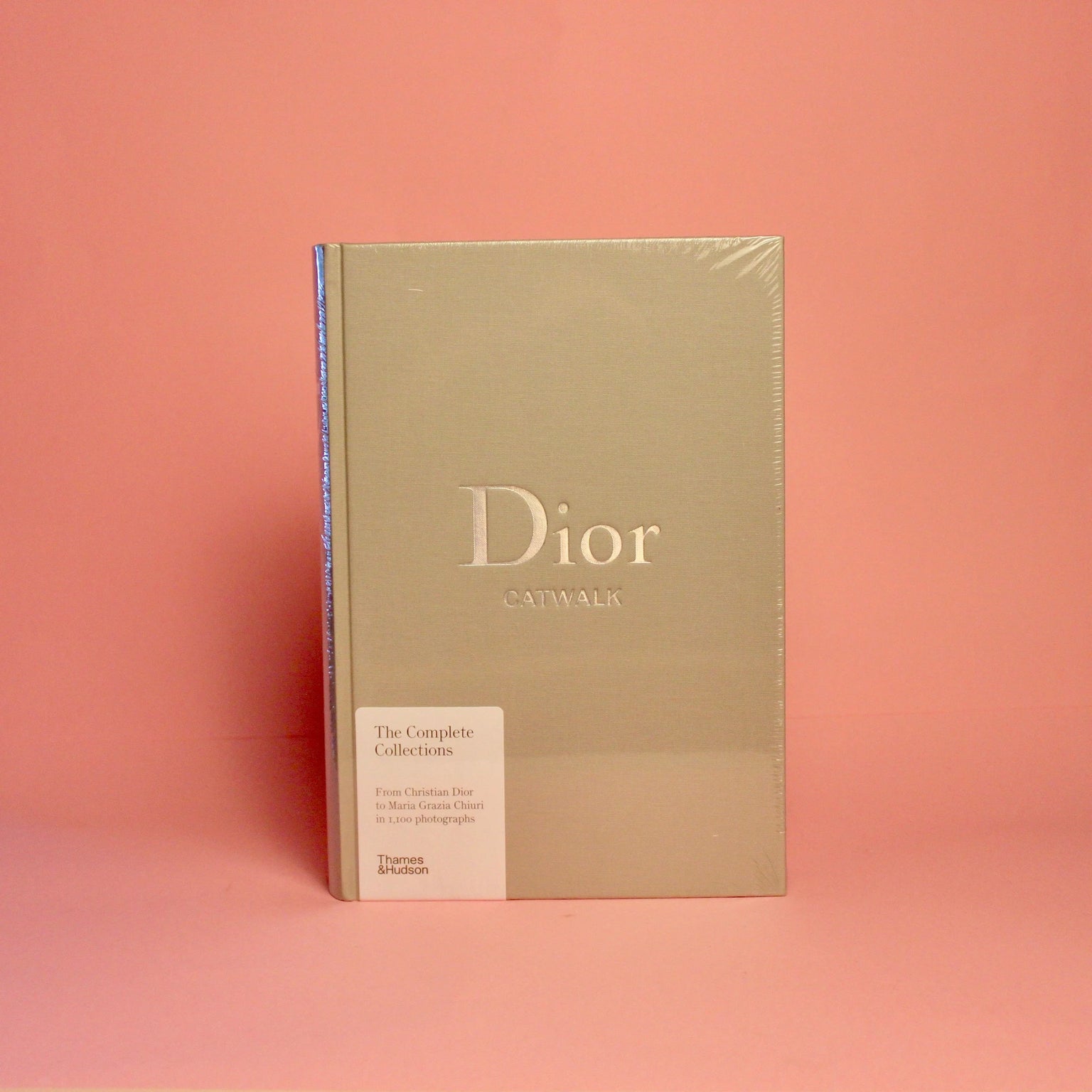 Livro Dior Catwalk Thames & Hudson em capa dura, coffee table book de moda e alta-costura na Modern Mood [WEBP]