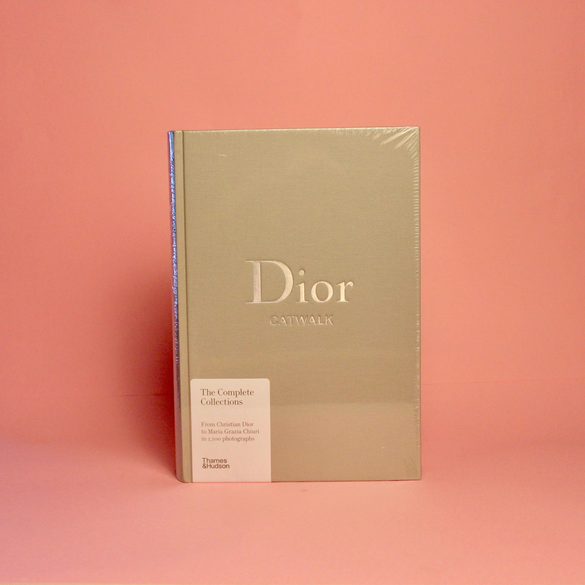 Livro Dior Catwalk Thames & Hudson em capa dura, coffee table book de moda e alta-costura na Modern Mood [WEBP]
