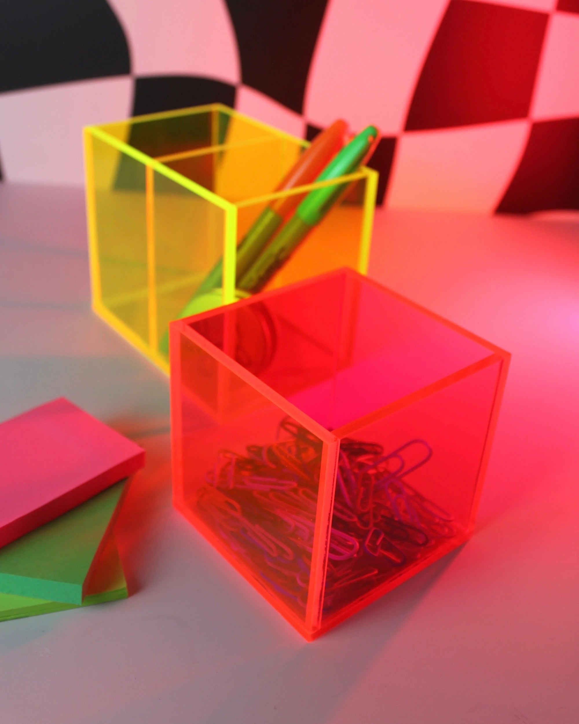 Porta treco de acrílico neon Pop Box da Modern Mood para organizar pequenos objetos com estilo na mesa ou penteadeira [WEBP]