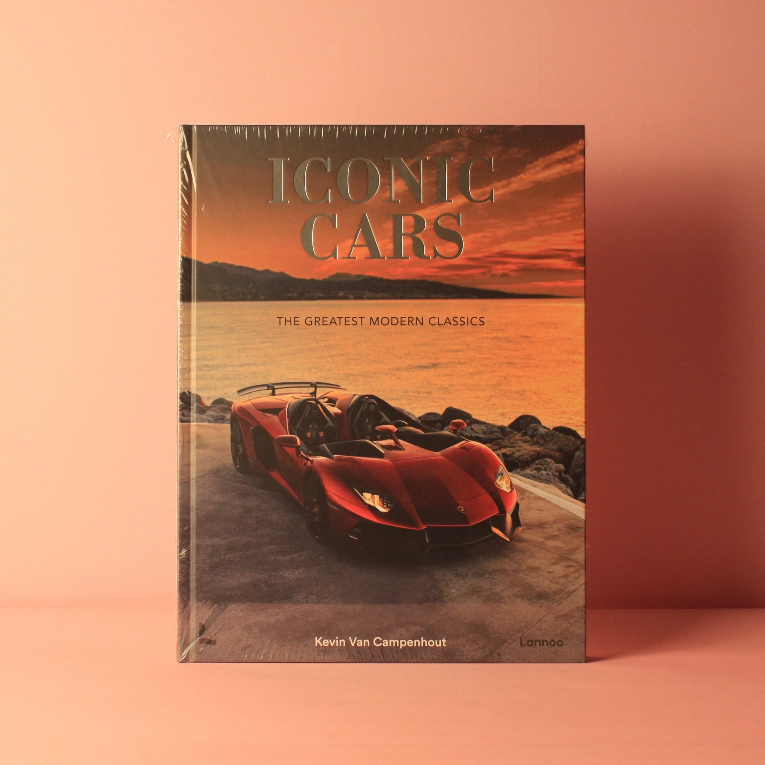 Livro Iconic Cars da Lannoo Publishers, capa dura, coffee table book de supercarros raros [WEBP]
