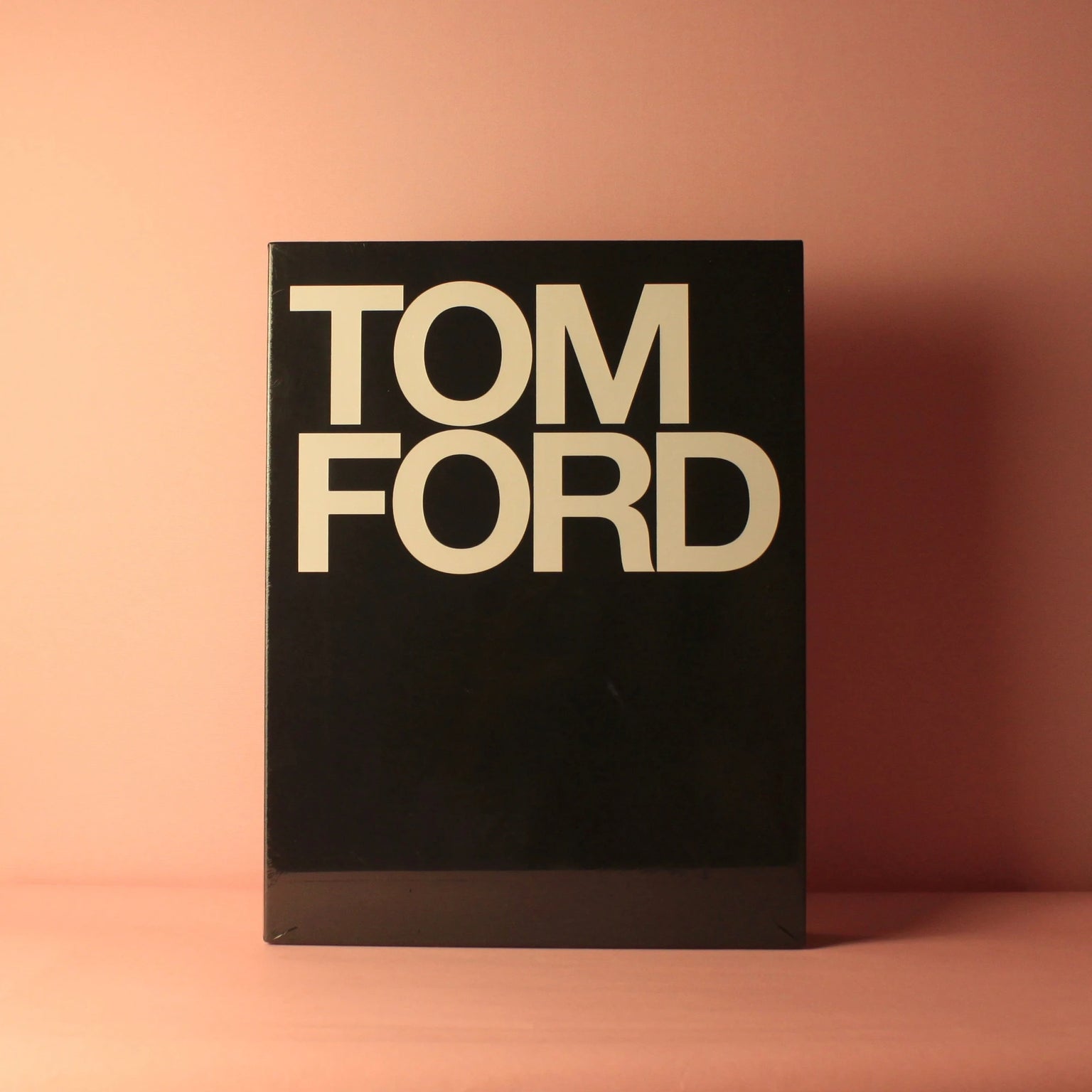 Livro Tom Ford da Rizzoli em edição de luxo com capa em linho preto e slipcase protetor | Modern Mood [WEBP]