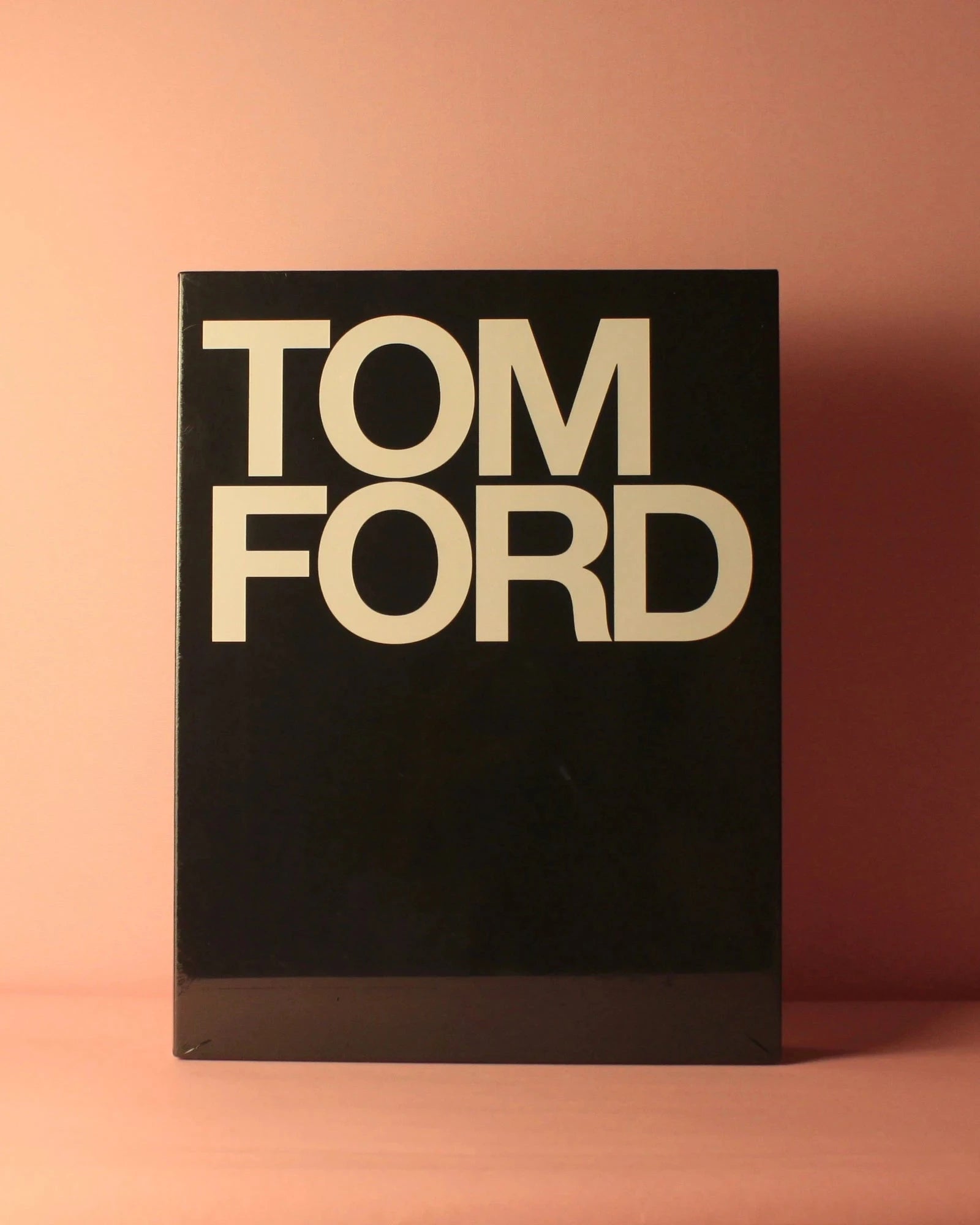 Livro Tom Ford da Rizzoli em edição de luxo com capa em linho preto e slipcase protetor | Modern Mood [WEBP]