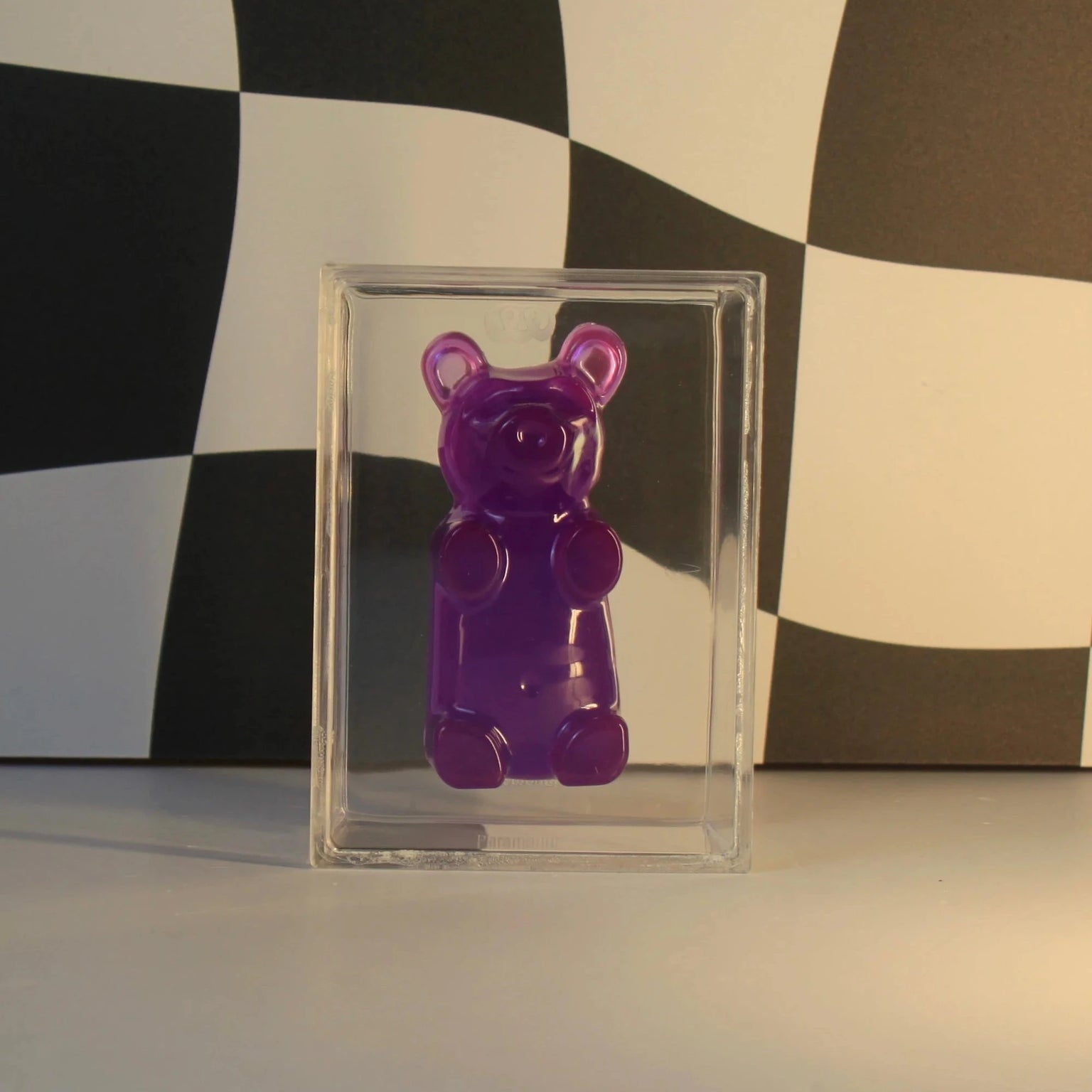 Urso Gummy Bear decorativo em resina da Modern Mood, disponível nas versões individual ou com caixa em acrílico