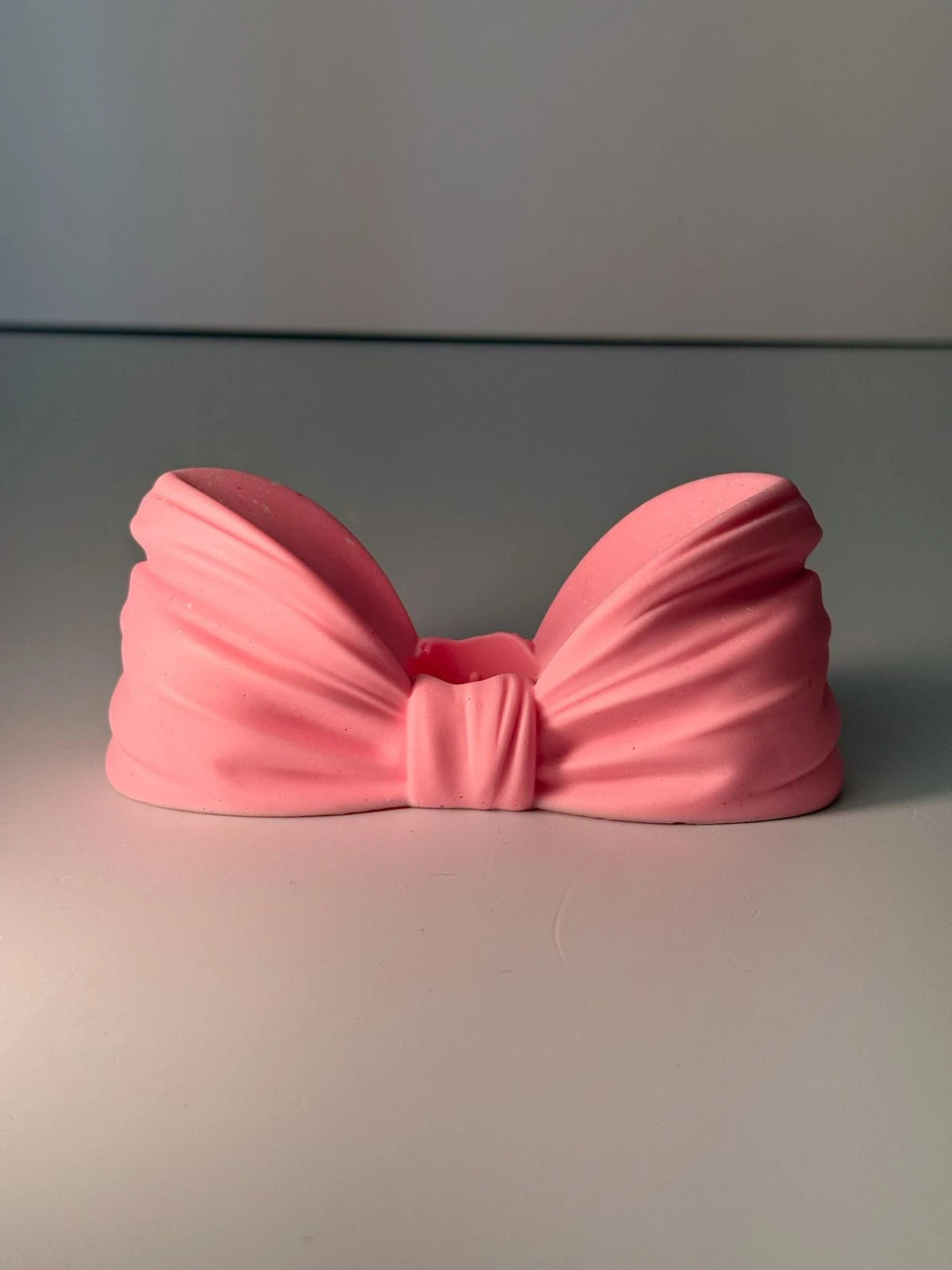 Castiçal de laço Ribbon em gesso com acabamento artesanal da Modern Mood [WEBP]