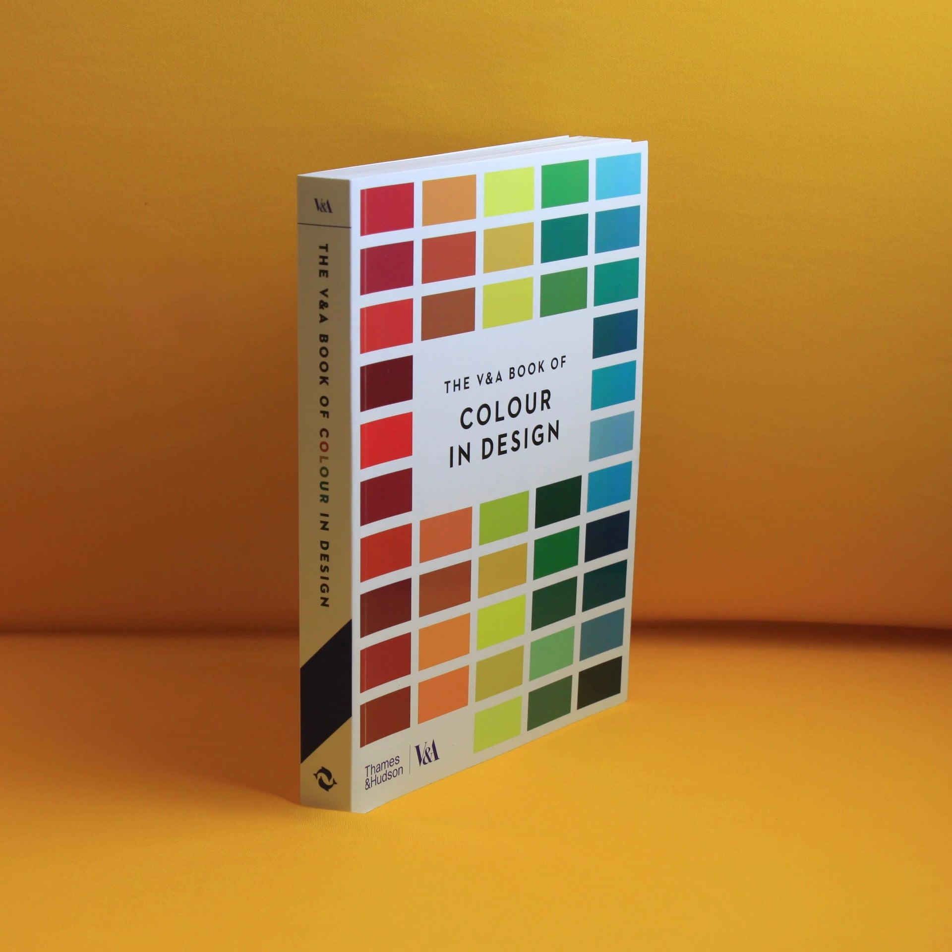Capa do livro The V&A Book of Colour in Design, Thames & Hudson, coffee table book de design e cores [WEBP]