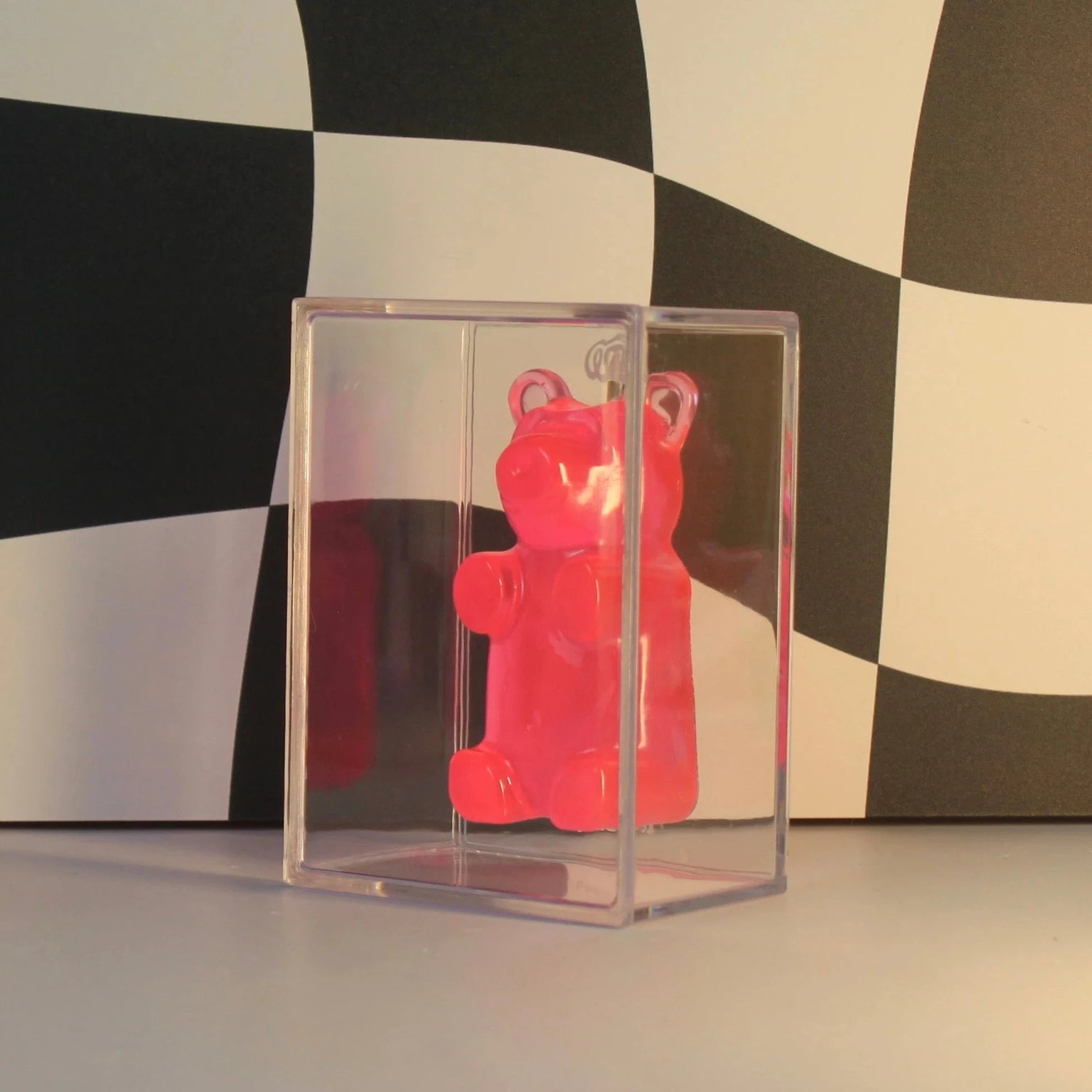 Urso Gummy Bear decorativo em resina da Modern Mood, disponível nas versões individual ou com caixa em acrílico