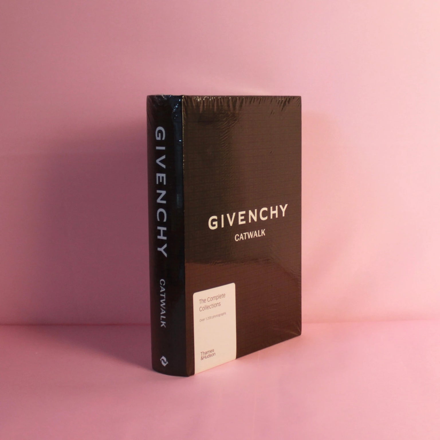 Livro Givenchy Catwalk Thames & Hudson - Modern Mood [WEBP]