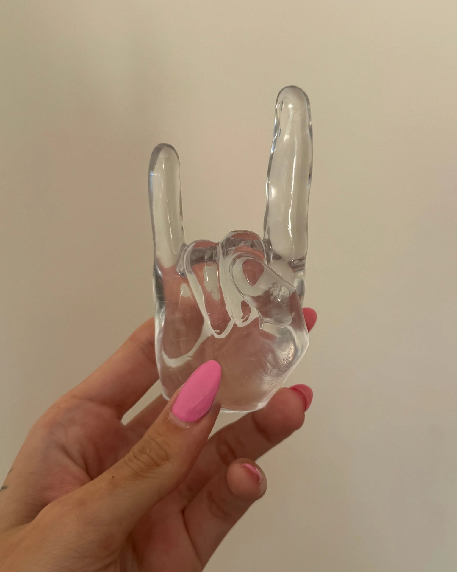 Adorno Rocky em resina da Modern Mood, objeto decorativo pop 2 em 1 que funciona como porta-anéis [WEBP]