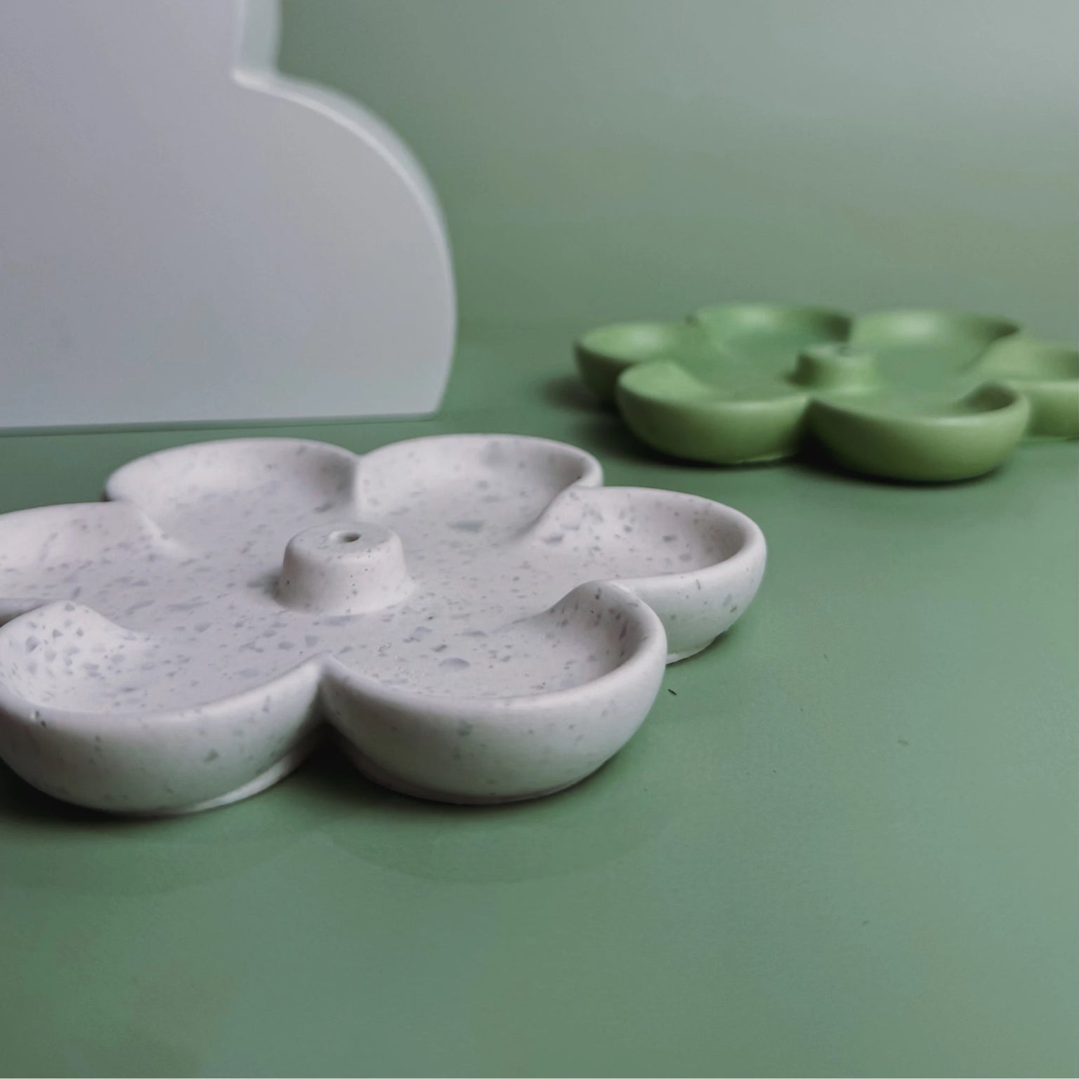 Porta-incenso Flower em gesso tingido, design minimalista em forma de flor, Modern Mood [WEBP]