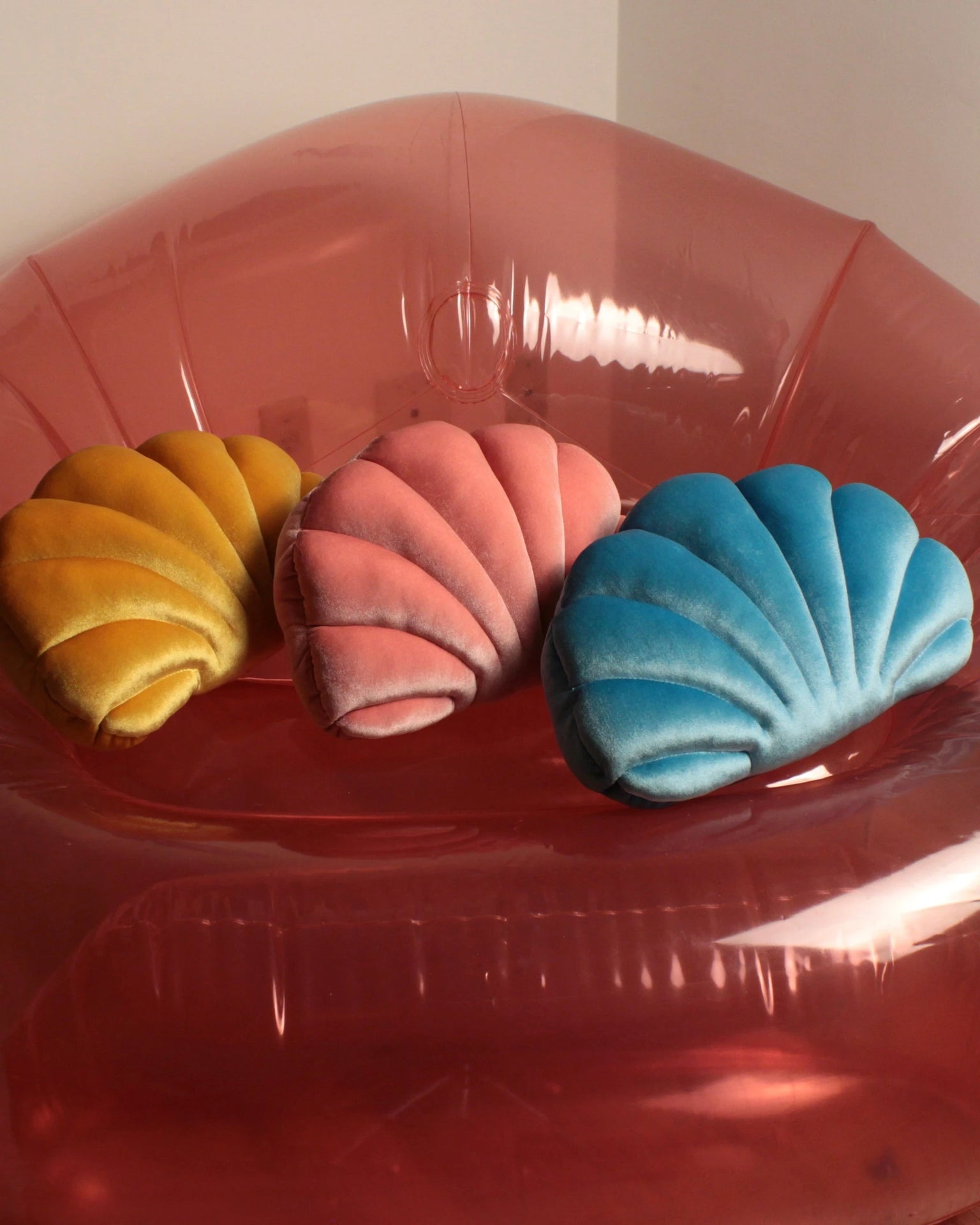 Almofada Concha decorativa com toque veludo 35x25 cm em cores premium da Modern Mood [WEBP]