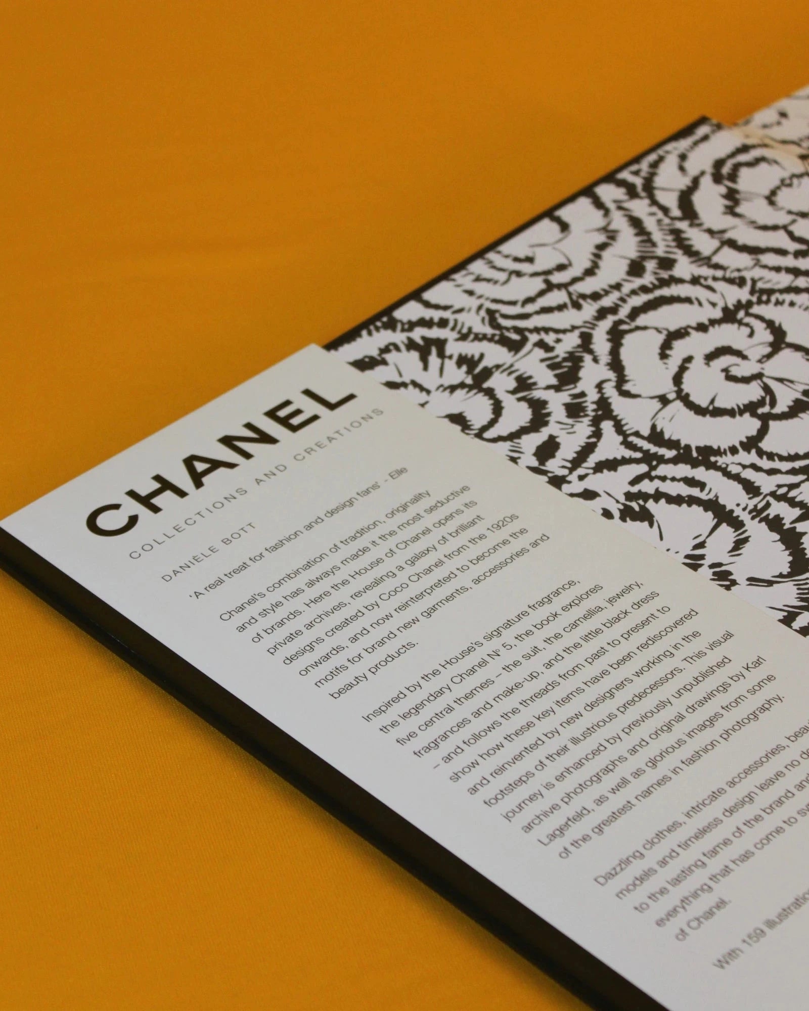 Livro Chanel - Collections And Creations - Thames & Hudson - Modern Mood [WEBP]